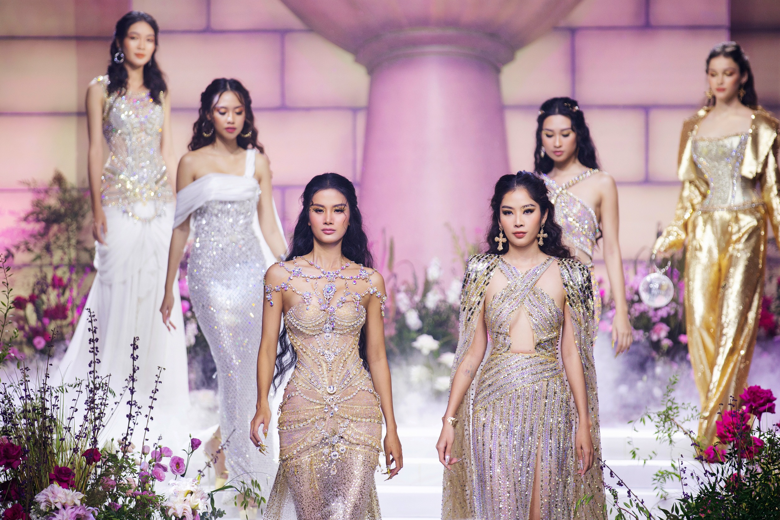 View - Đinh Ngọc Diệp tái xuất sàn catwalk, khoe nhan sắc rạng rỡ ở tuổi U40 | Báo Dân trí