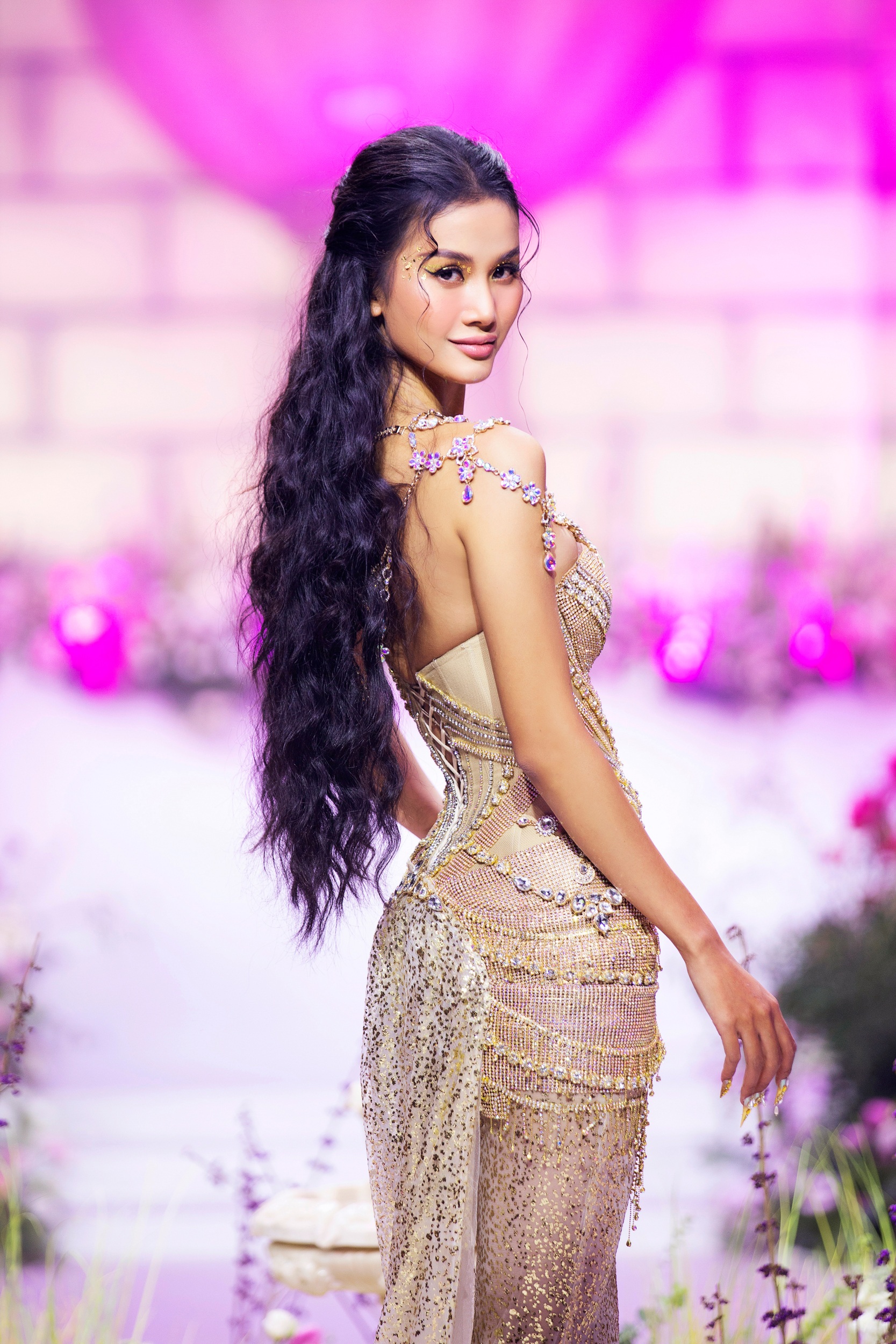 View - Đinh Ngọc Diệp tái xuất sàn catwalk, khoe nhan sắc rạng rỡ ở tuổi U40 | Báo Dân trí