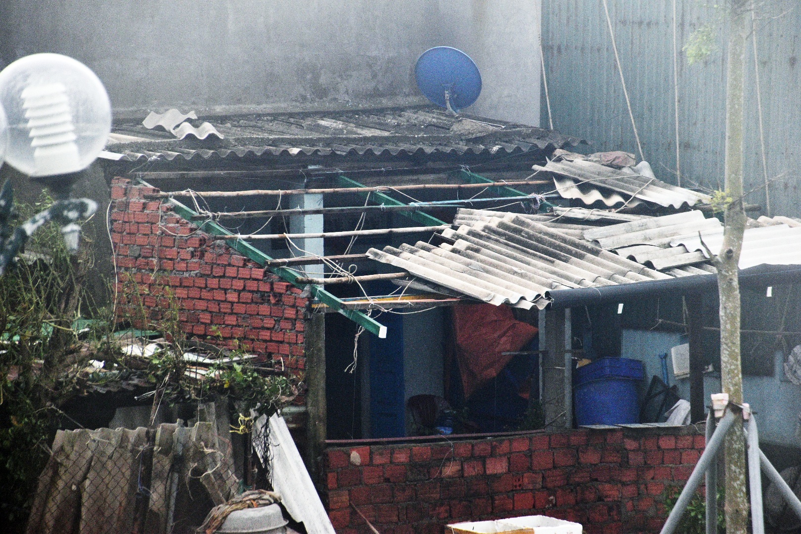 Bão Noru làm tốc mái hàng trăm căn nhà trên đảo Lý Sơn - 1