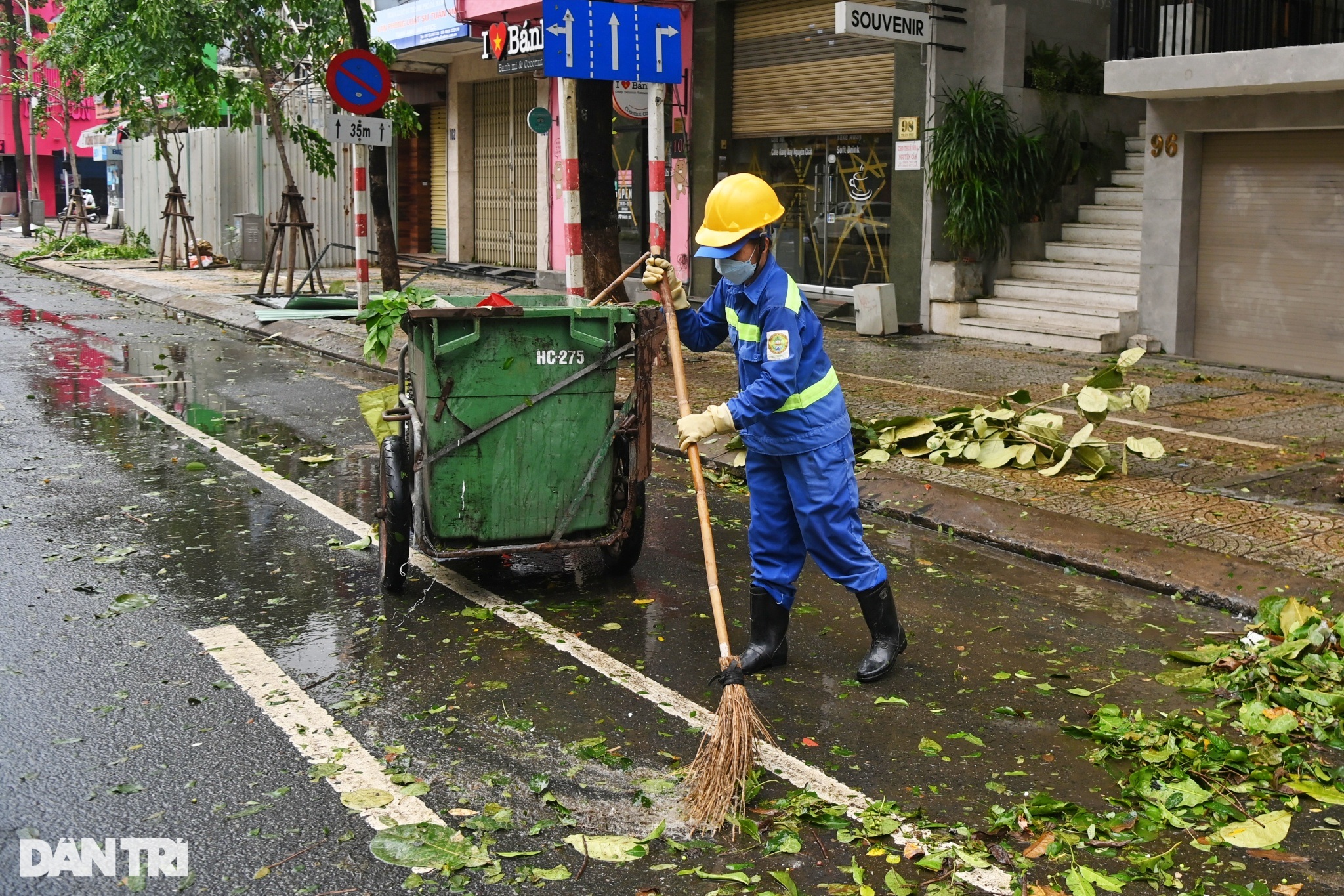 Người dân Đà Nẵng thở phào, khẩn trương dọn dẹp hậu quả sau bão - 4