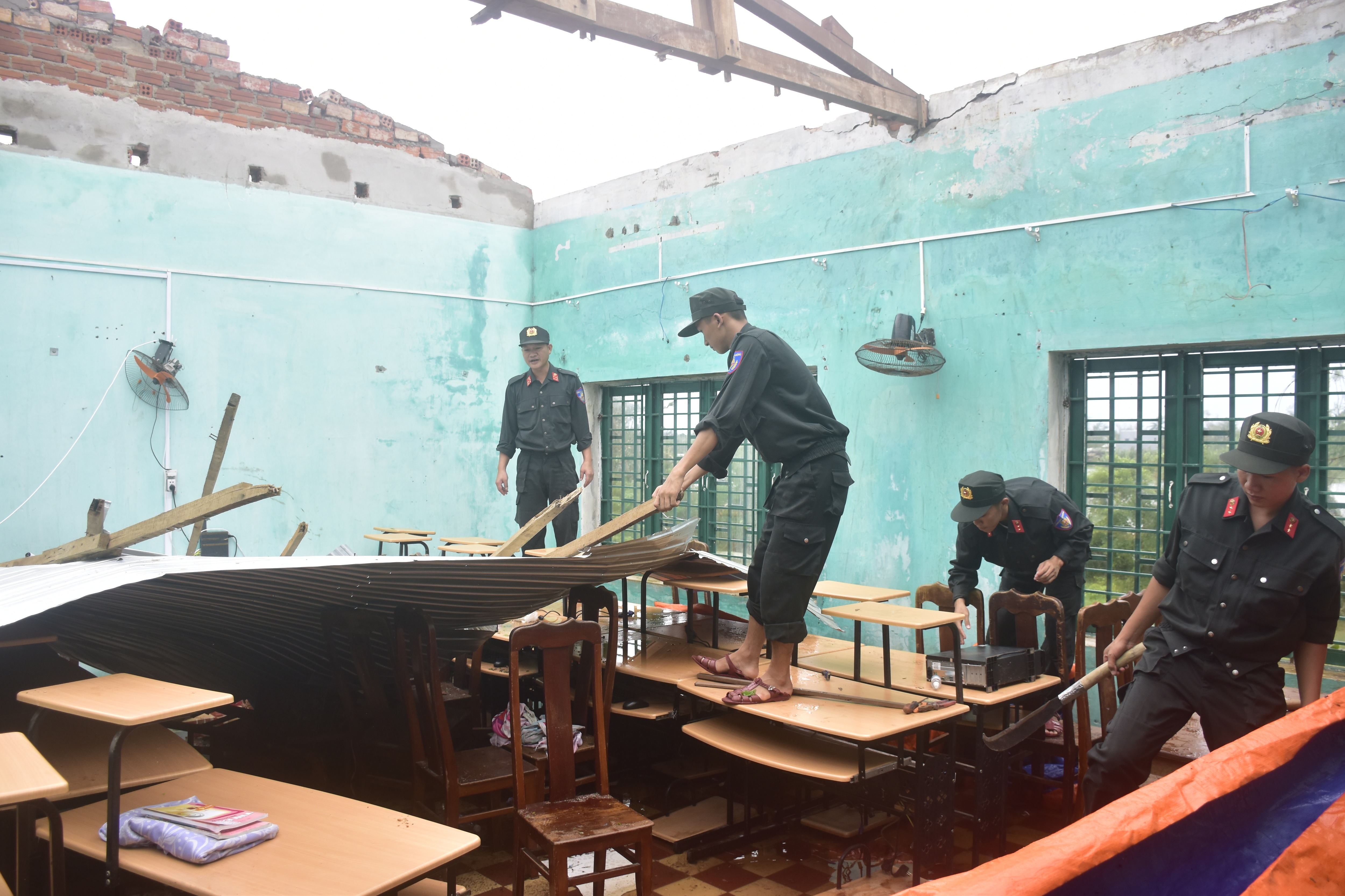 Hơn 3.400 ngôi nhà bị sập, hư hỏng do bão Noru - 1