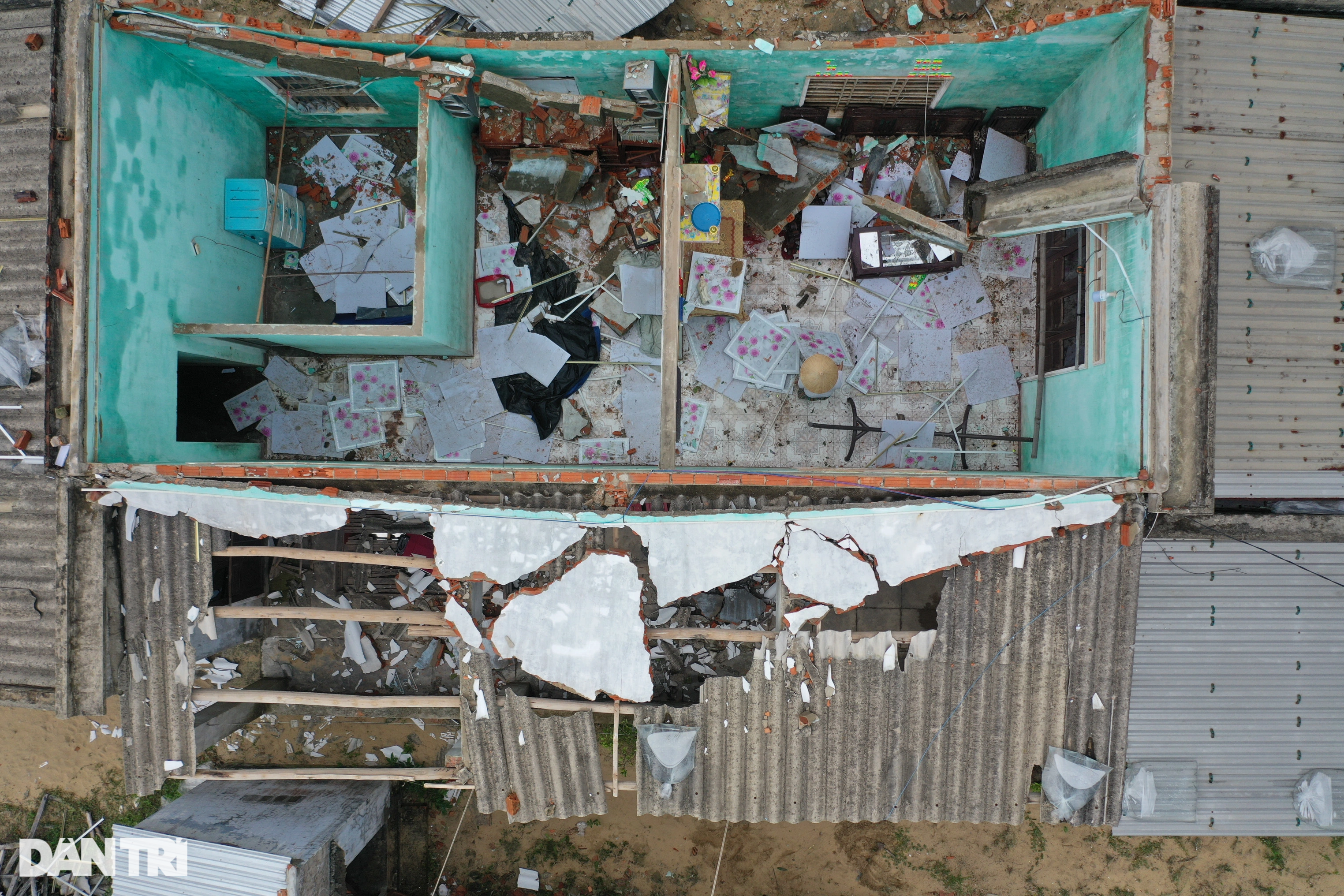 Người phụ nữ khóc hết nước mắt khi căn nhà bị bão Noru đánh sập - 2