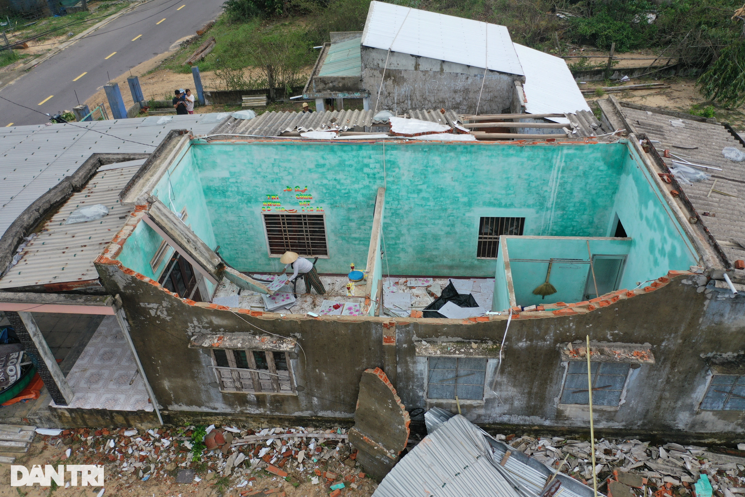 Người phụ nữ khóc hết nước mắt khi căn nhà bị bão Noru đánh sập - 14