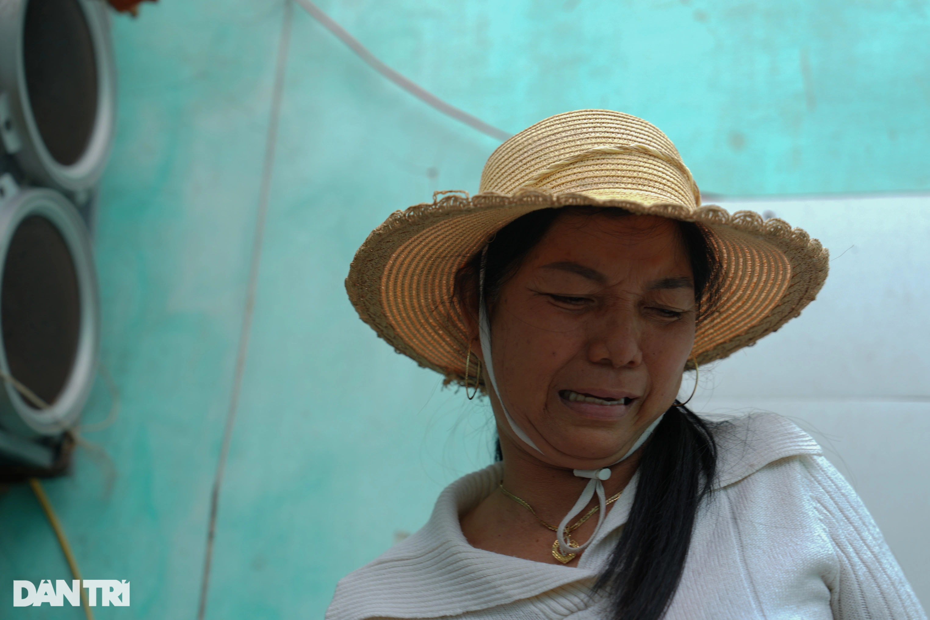 Người phụ nữ khóc hết nước mắt khi căn nhà bị bão Noru đánh sập - 5