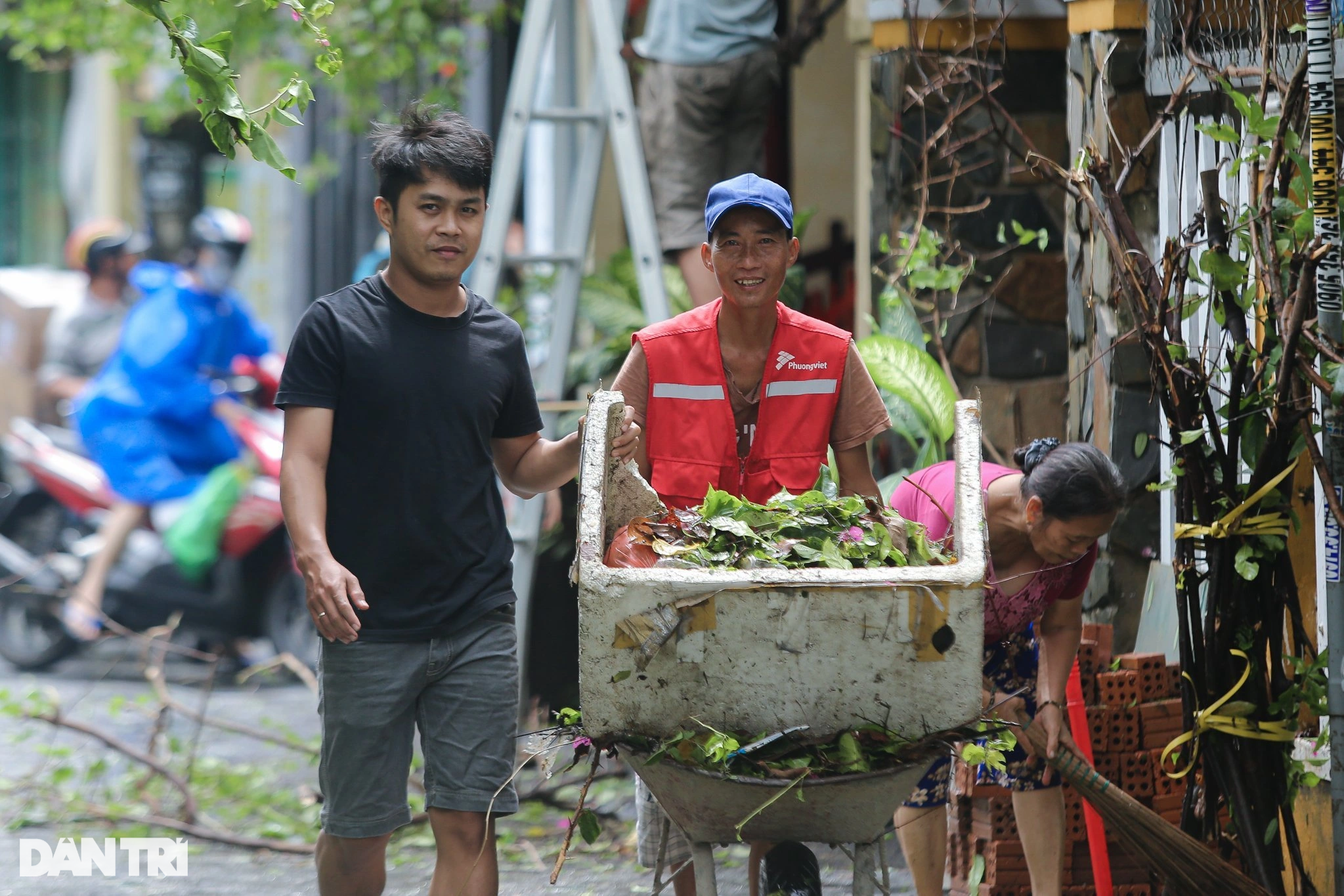 Người dân chung tay cùng dọn dẹp phố cổ Hội An, khắc phục hậu quả do bão - 6