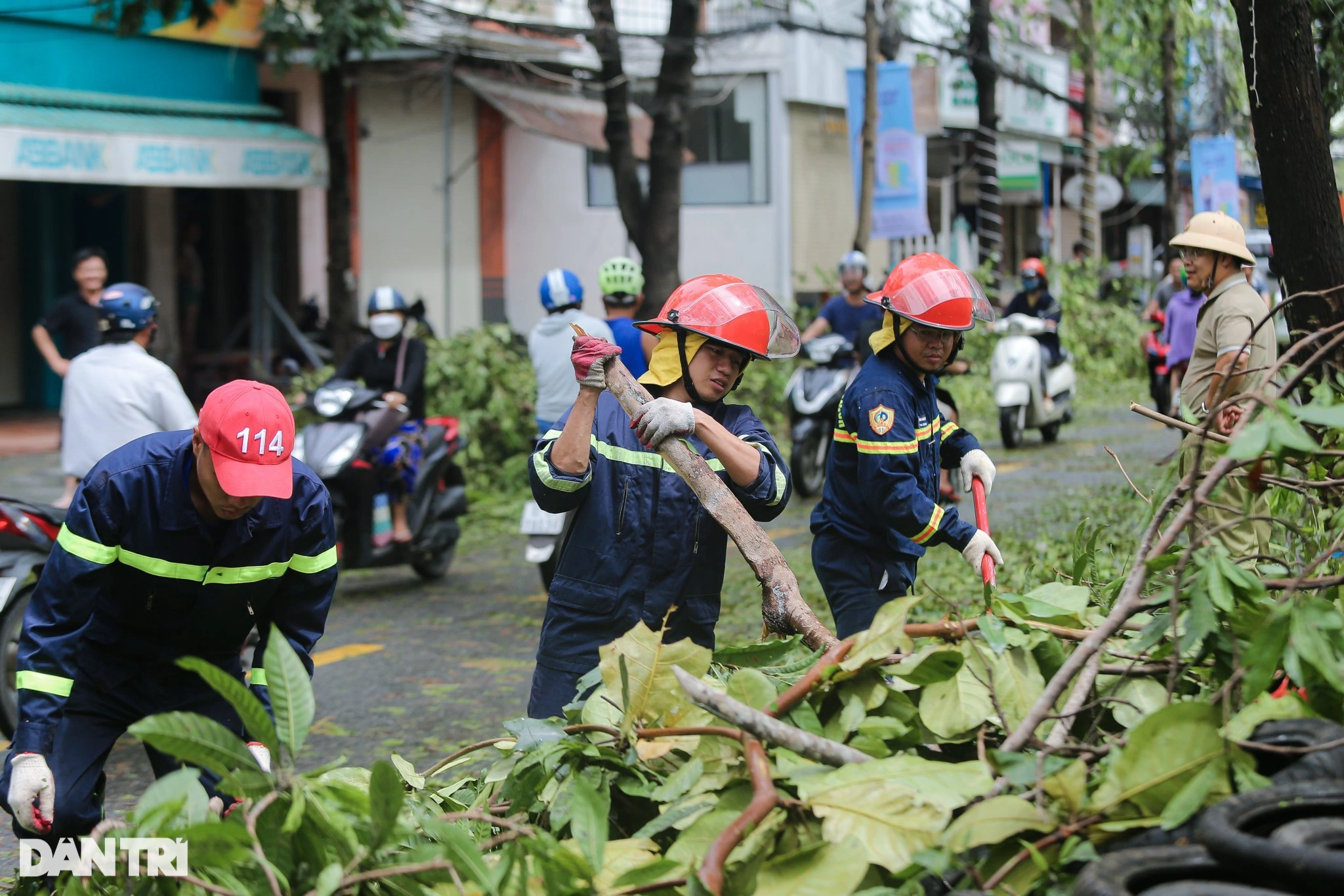 Người dân chung tay cùng dọn dẹp phố cổ Hội An, khắc phục hậu quả do bão - 4