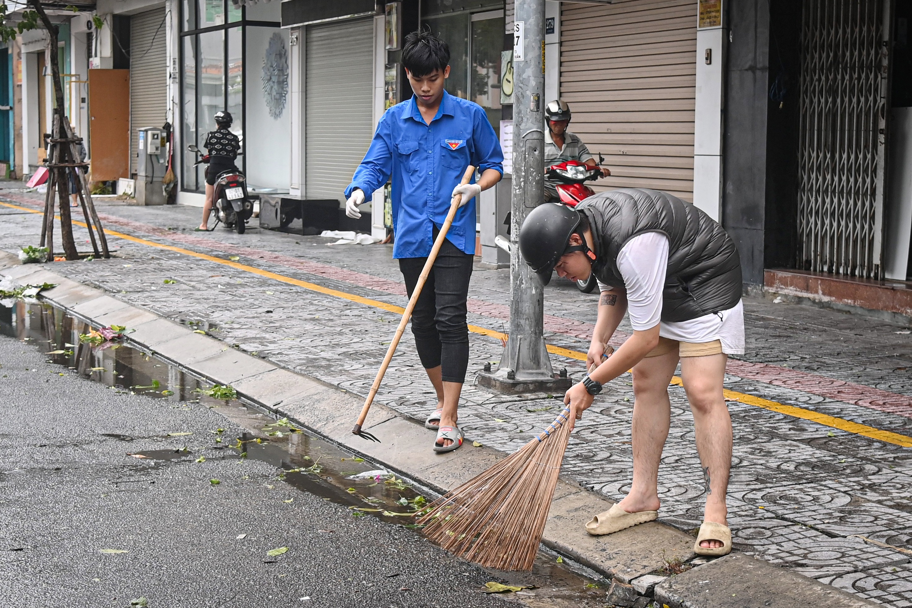 Người dân Đà Nẵng thở phào, khẩn trương dọn dẹp hậu quả sau bão - 9