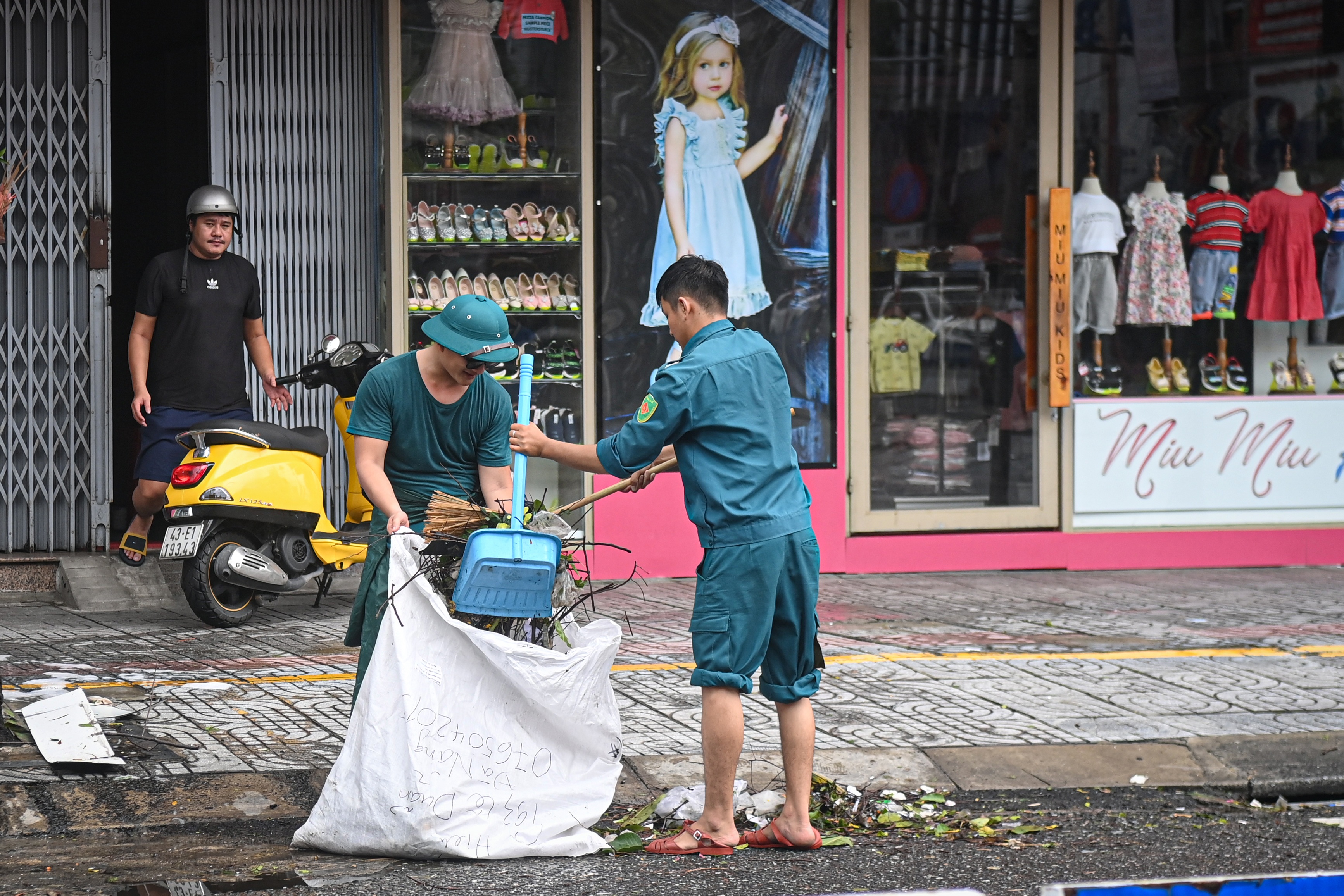Người dân Đà Nẵng thở phào, khẩn trương dọn dẹp hậu quả sau bão - 8