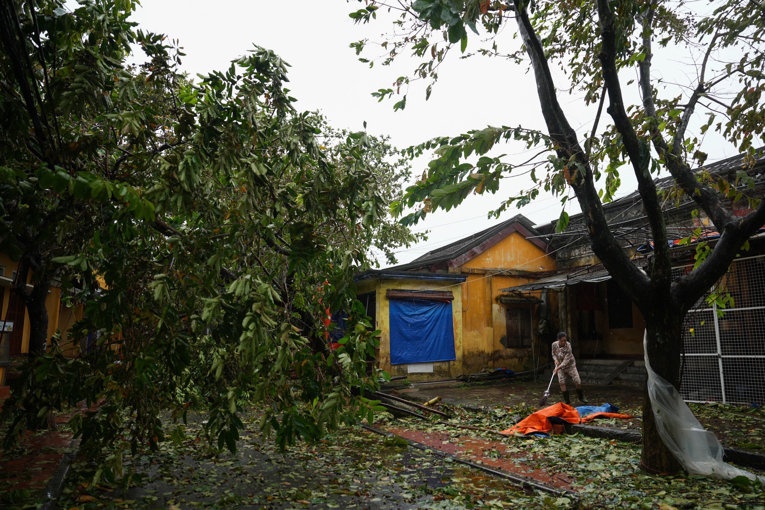 Người dân chung tay cùng dọn dẹp phố cổ Hội An, khắc phục hậu quả do bão - 9