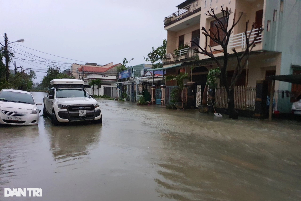 Khung cảnh hoang tàn, tôn bay khắp nơi khi bão số 4 quét vào đất liền - 16