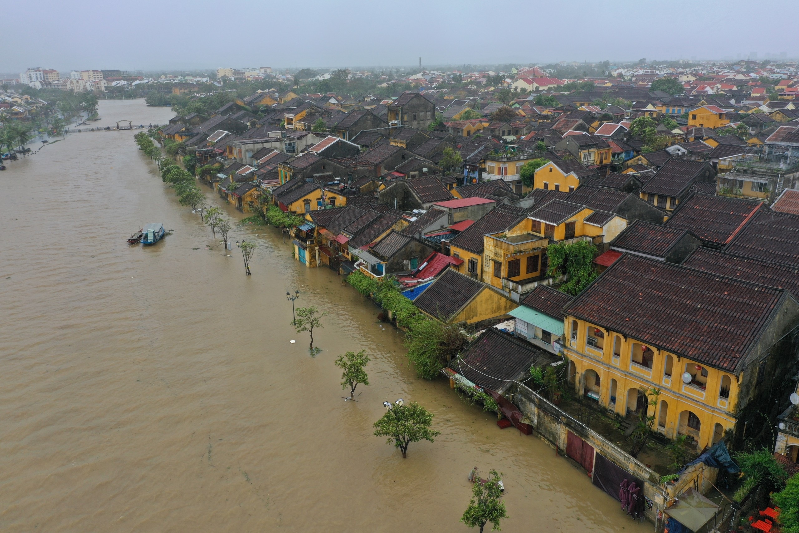 View - Phố cổ Hội An tan hoang sau khi bão quét qua | Báo Dân trí