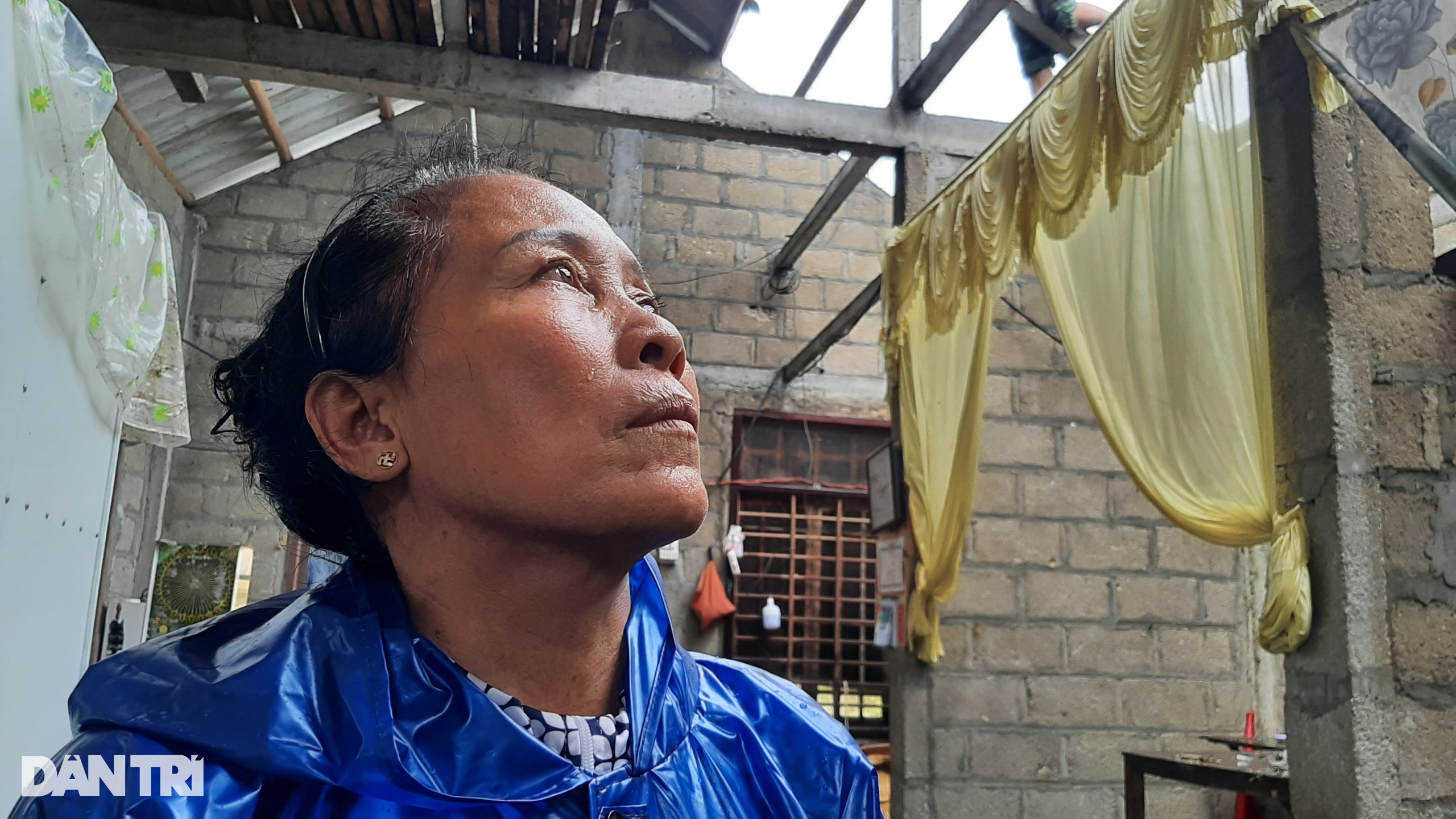 Tối qua chúng tôi đi sơ tán, sáng nay về nhà cửa đã tan hoang - 1 Tối qua chúng tôi đi sơ tán, sáng nay về nhà cửa đã tan hoang - 1