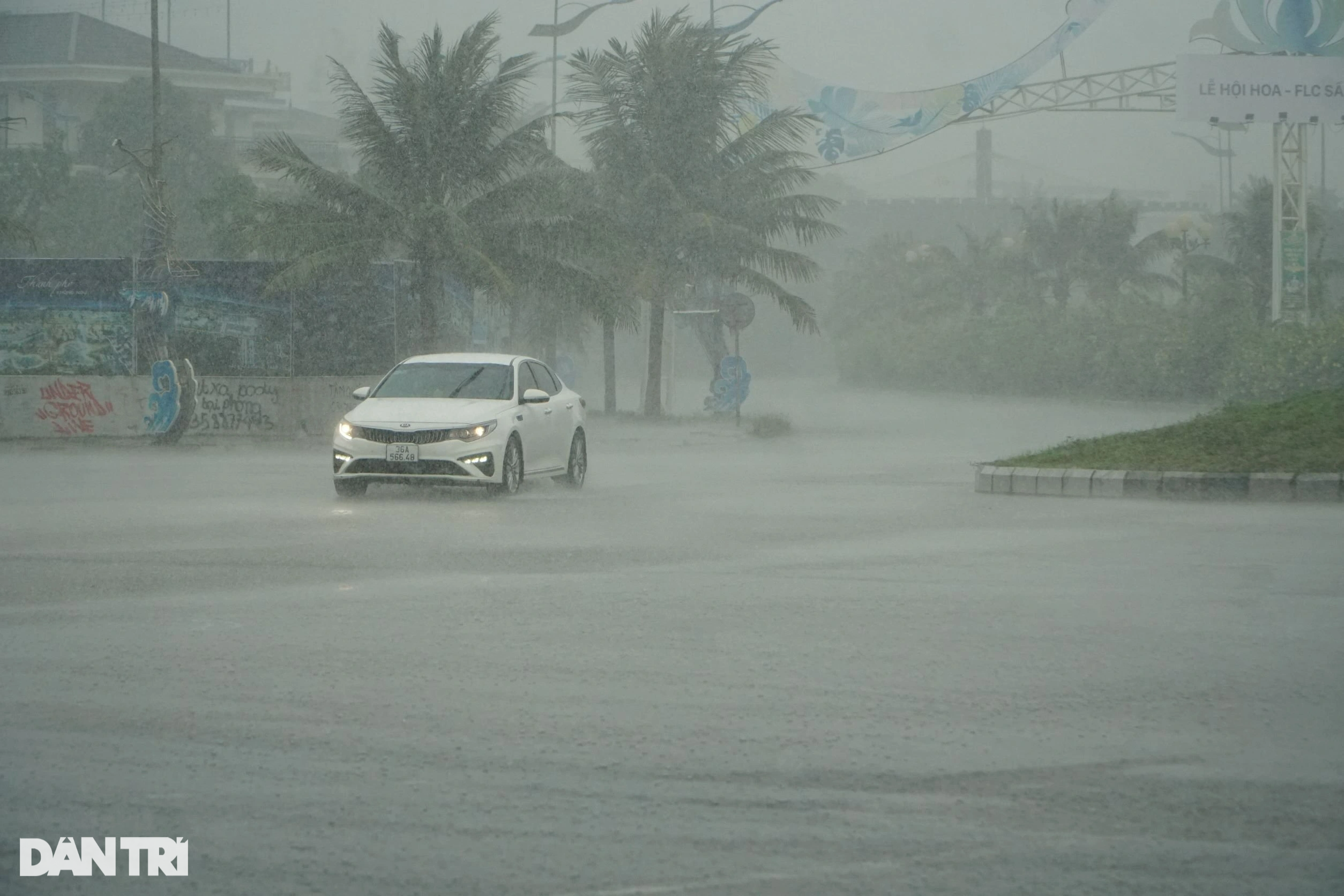 Các tỉnh nằm rìa cơn bão Noru đang mưa lớn, nhiều nơi ngập lụt - 1
