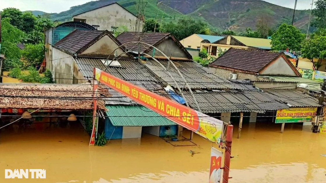 Nước lũ đục ngầu, ngập ngang mái nhà - 1