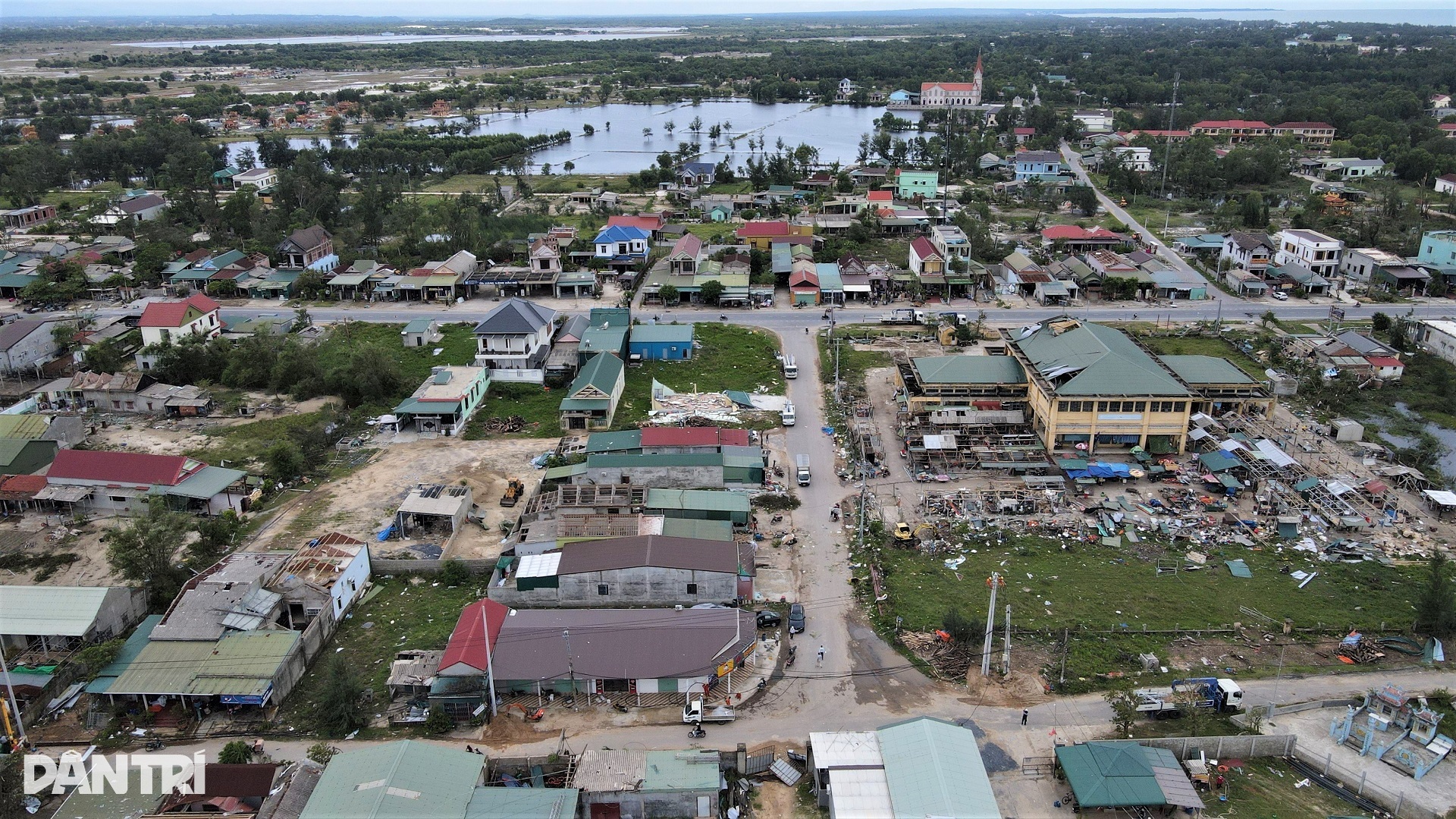 Cơn lốc xoáy kinh hoàng đi qua để lại cảnh tan hoang và nước mắt - 1 Cơn lốc xoáy kinh hoàng đi qua để lại cảnh tan hoang và nước mắt - 1