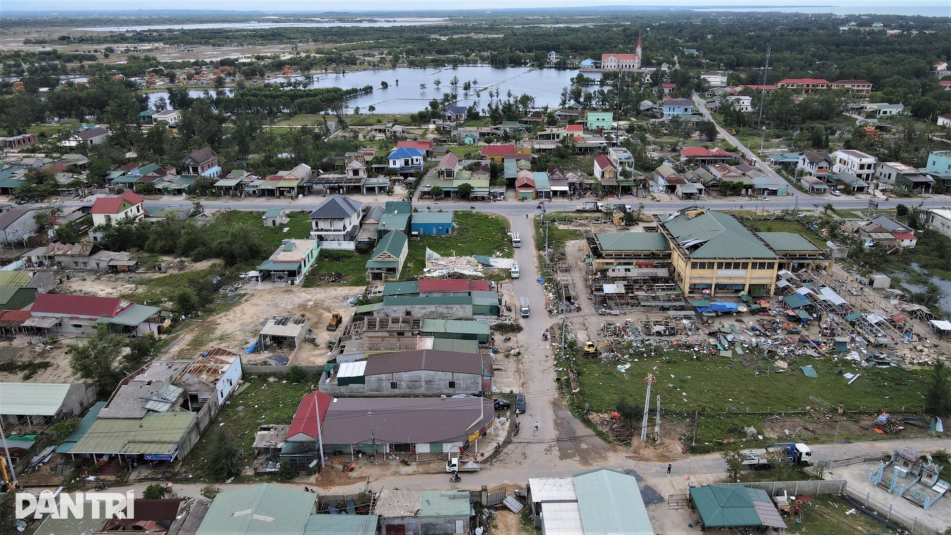 Cơn lốc xoáy kinh hoàng đi qua để lại cảnh tan hoang và nước mắt - 1