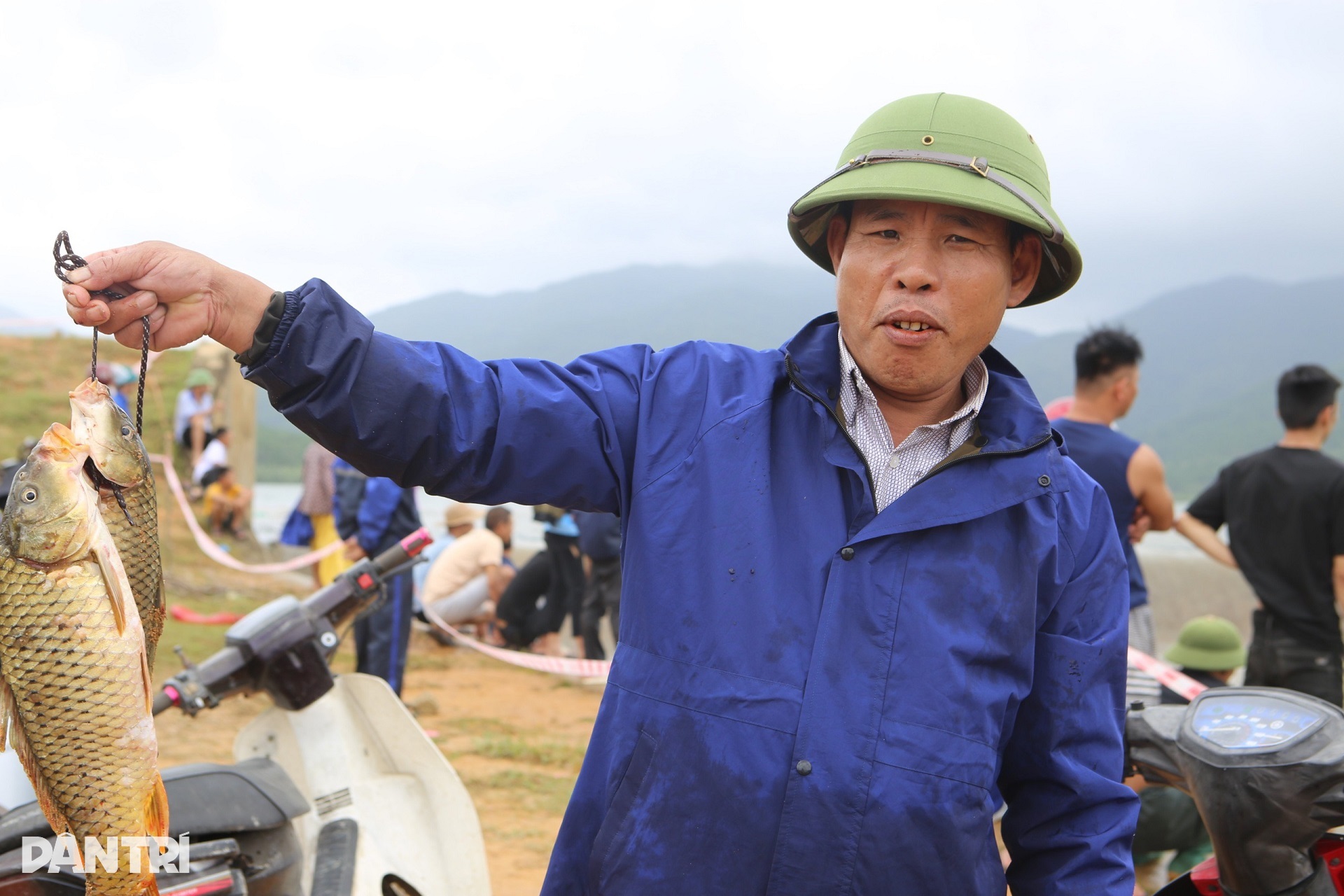 Hàng chục người liều mình lao xuống dòng nước lũ chảy xiết bắt cá - 9 Hàng chục người liều mình lao xuống dòng nước lũ chảy xiết bắt cá - 9