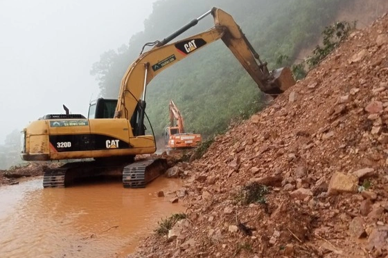 Mưa lũ đẩy hàng nghìn m3 đất, đá vùi lấp nhiều tuyến đường - 14