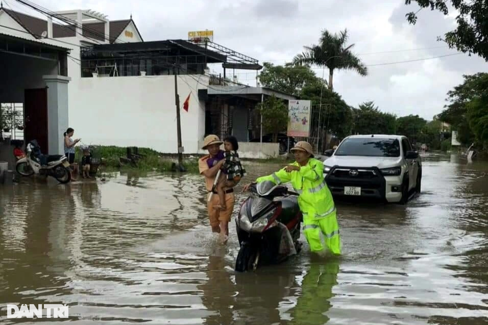 Nước lũ đục ngầu, ngập ngang mái nhà - 14