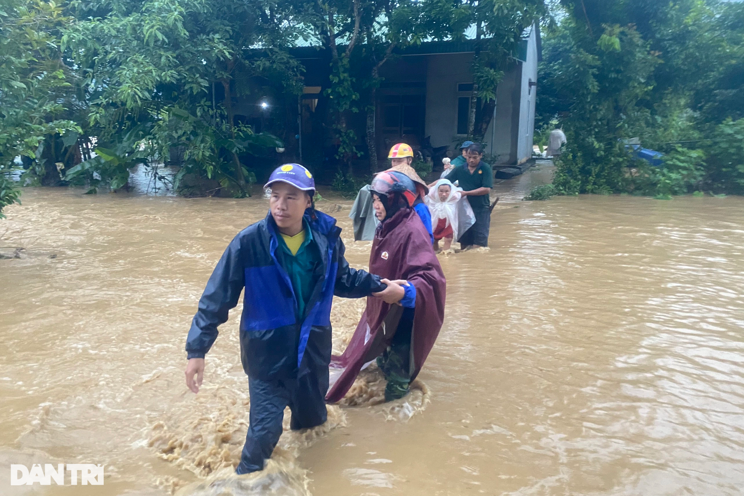 Mưa như trút nước, sạt lở, ngập lụt nhiều nơi tại Nghệ An - 9