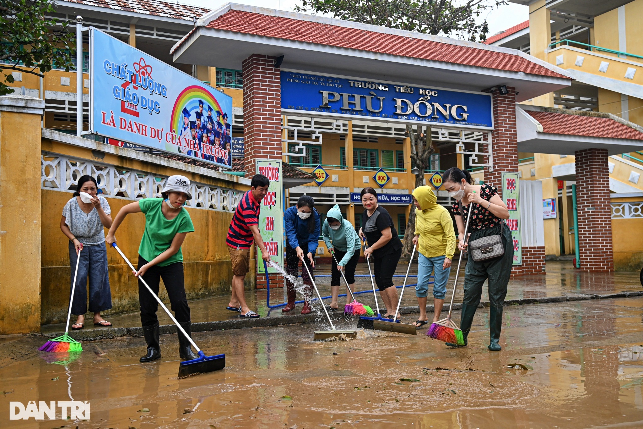Người dân Hội An khẩn trương dọn bùn đất sau khi nước rút - 14