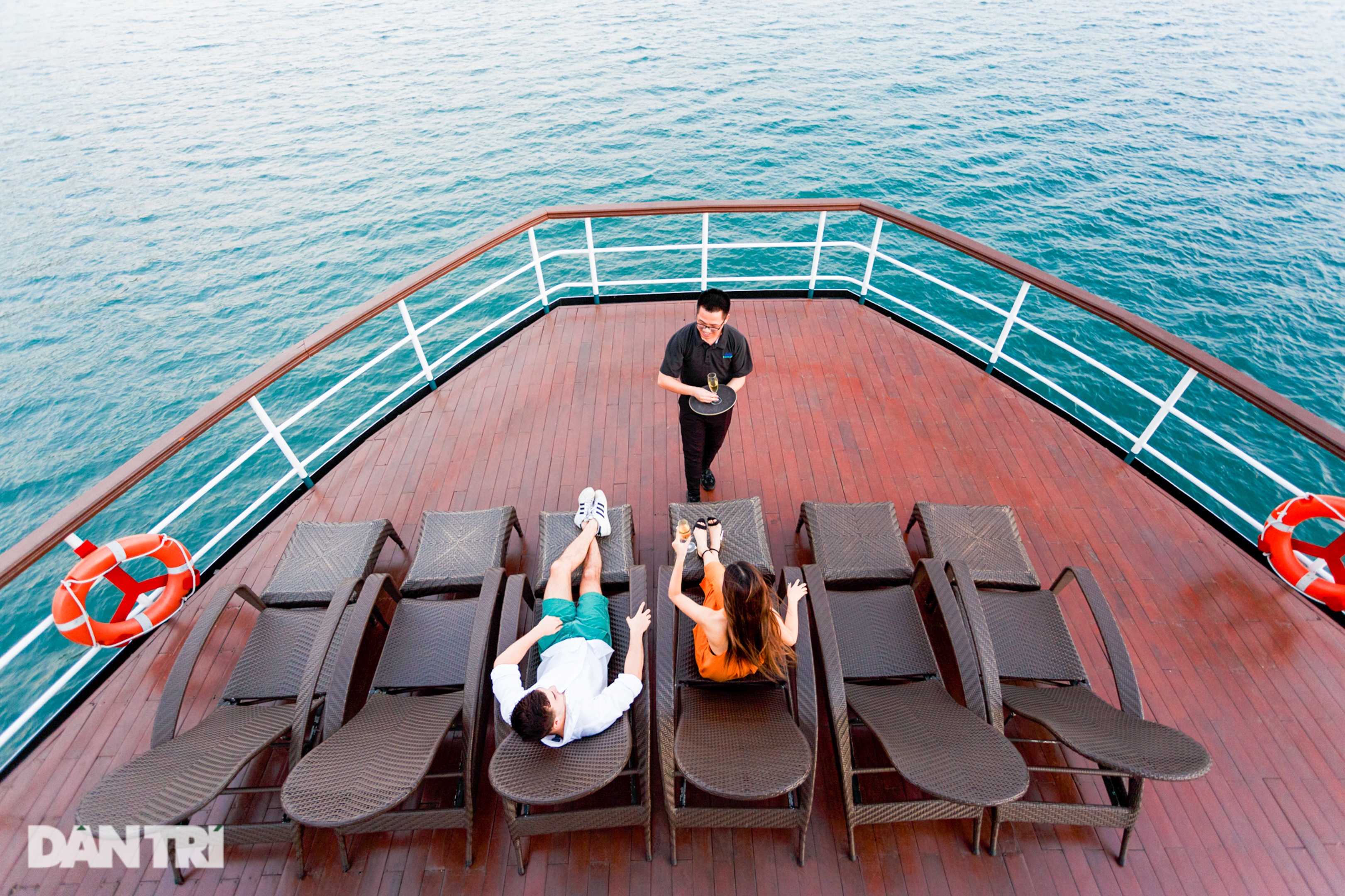 View - Trải nghiệm ngủ đêm, đón bình minh trên du thuyền ở vịnh Hạ Long | Báo Dân trí