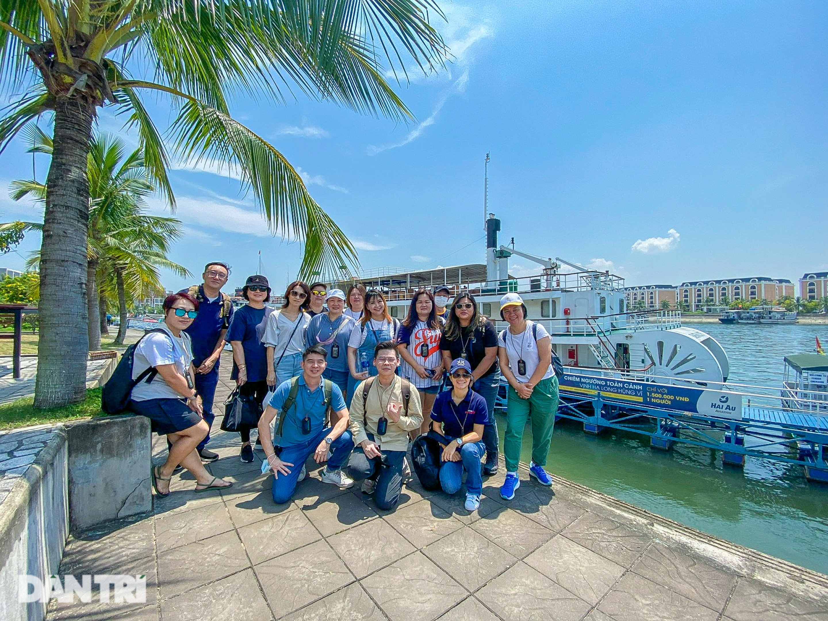 View - Trải nghiệm ngủ đêm, đón bình minh trên du thuyền ở vịnh Hạ Long | Báo Dân trí