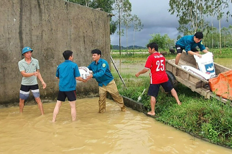 Nhiều người chết, mất tích vì lũ, công an, bộ đội căng mình giúp dân - 4