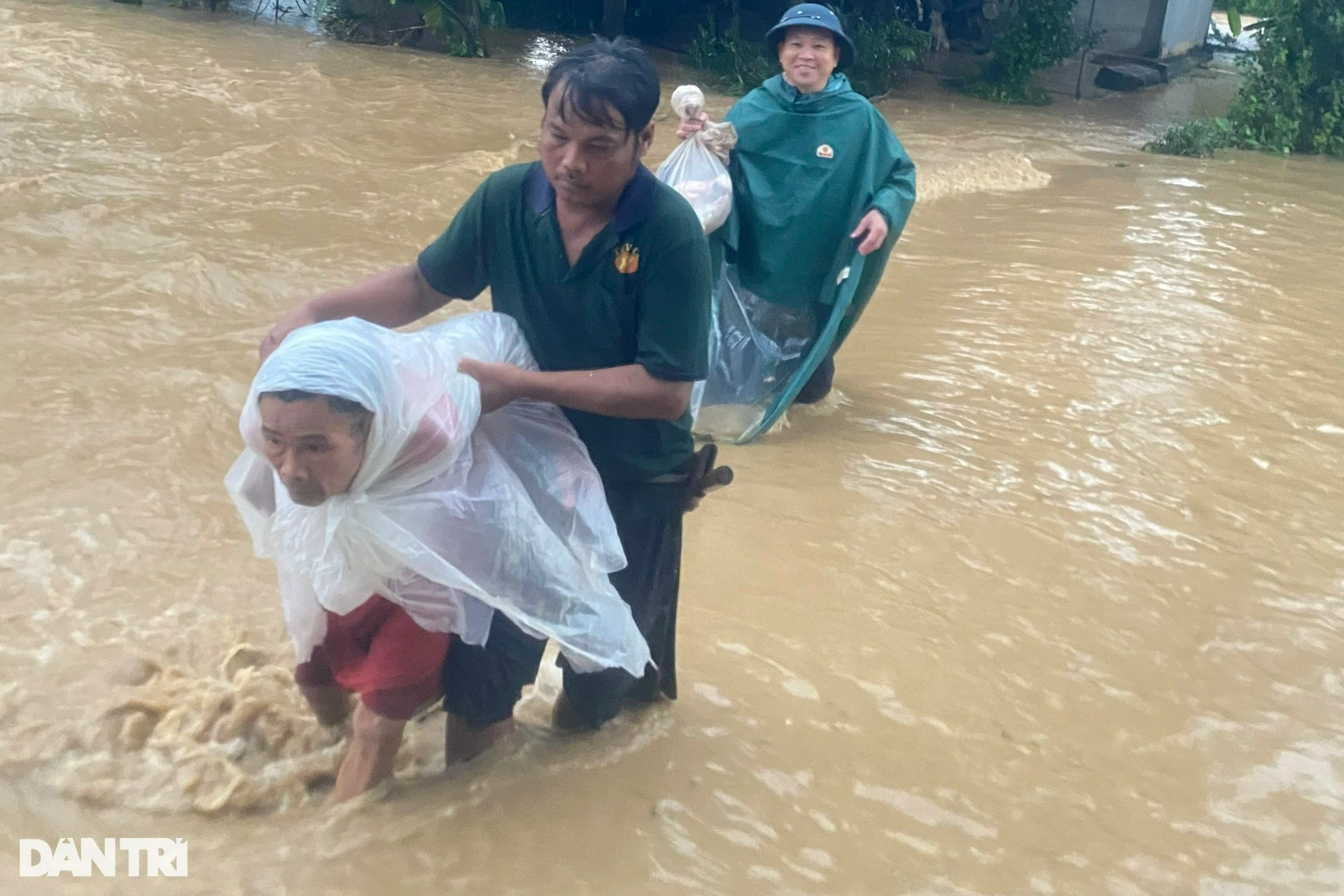 Mưa như trút nước, sạt lở, ngập lụt nhiều nơi tại Nghệ An - 8