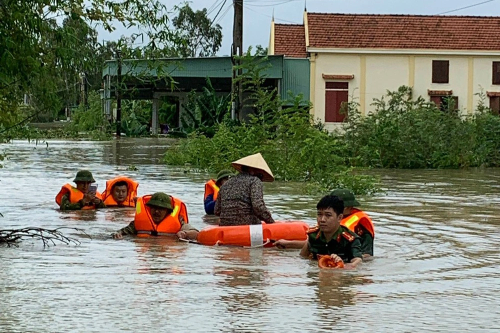 Nhiều người chết, mất tích vì lũ, công an, bộ đội căng mình giúp dân - 10