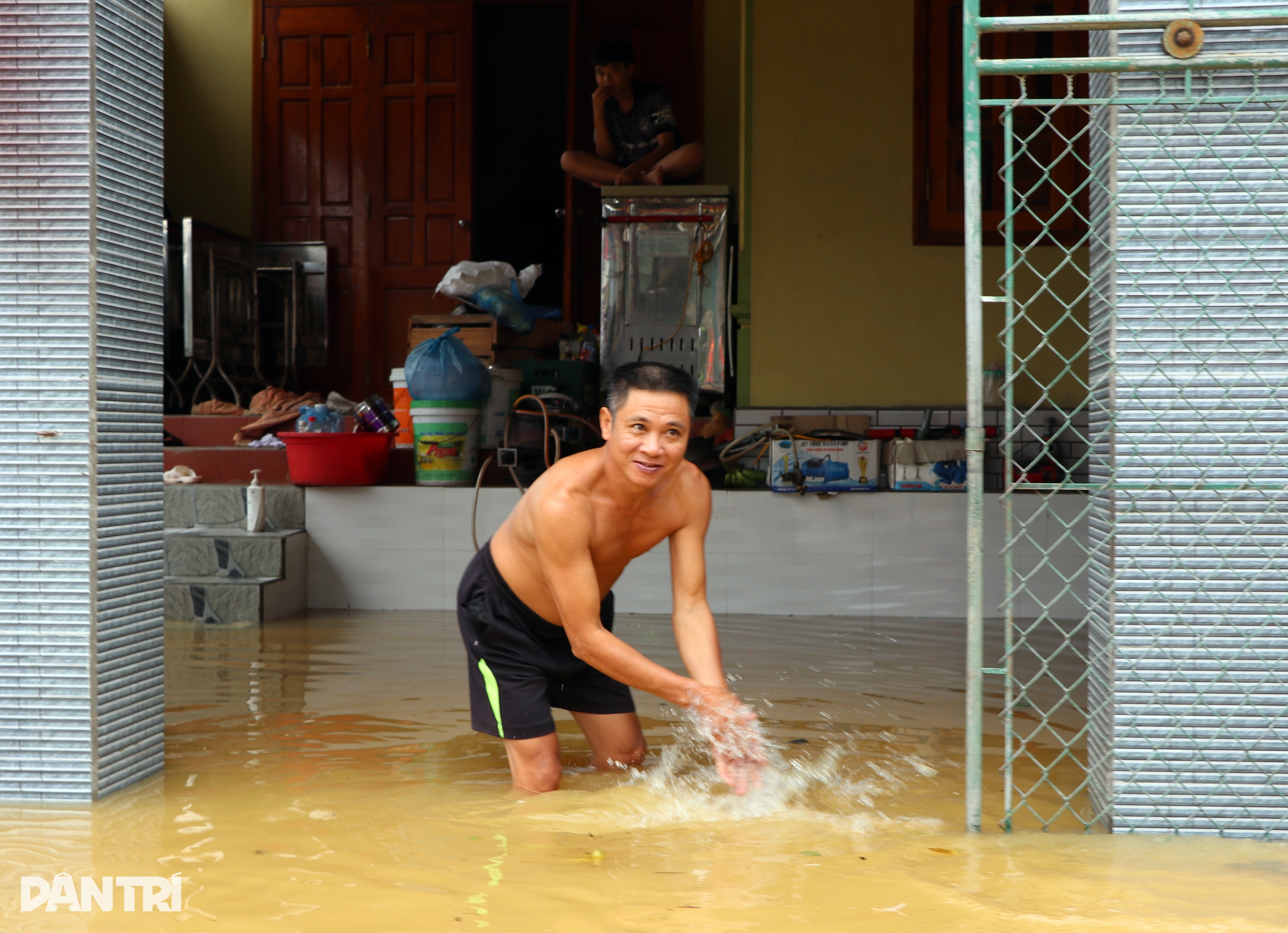 Nước dâng cao 2,5m, nhà chống lũ ngập trong lũ - 5 Nước dâng cao 2,5m, nhà chống lũ ngập trong lũ - 5
