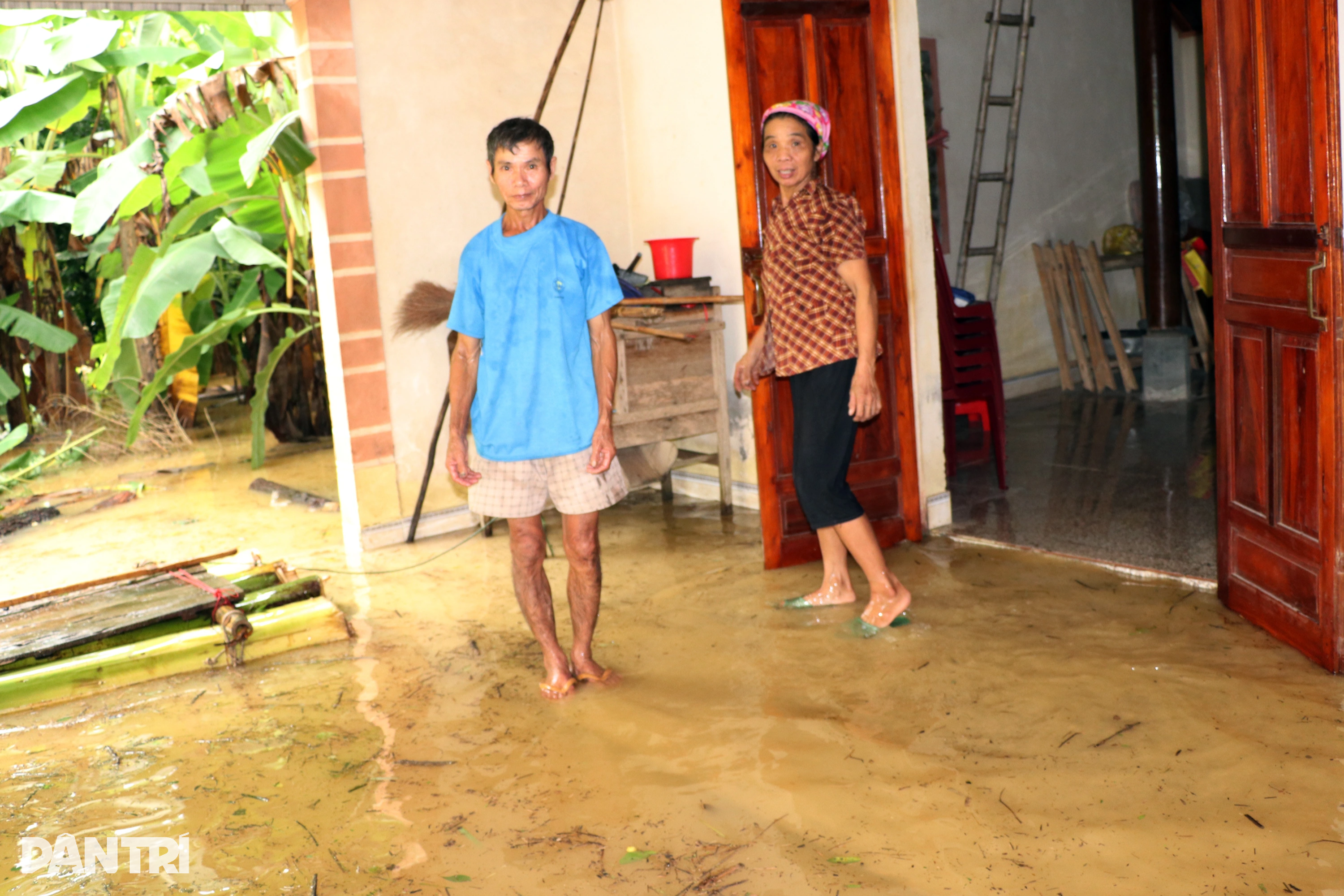 Nước dâng cao 2,5m, nhà chống lũ ngập trong lũ - 6 Nước dâng cao 2,5m, nhà chống lũ ngập trong lũ - 6