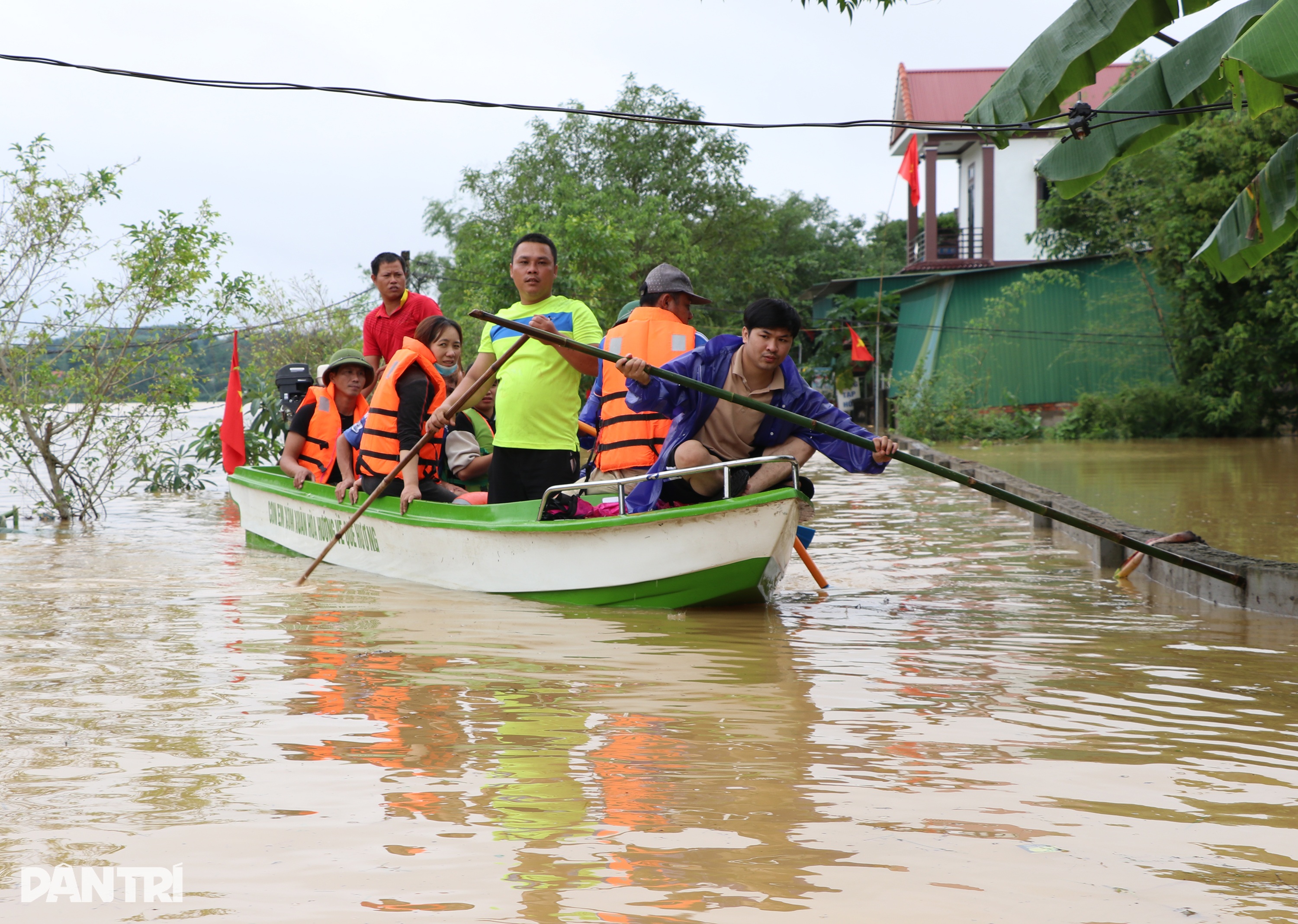 Nước dâng cao 2,5m, nhà chống lũ ngập trong lũ - 8 Nước dâng cao 2,5m, nhà chống lũ ngập trong lũ - 8