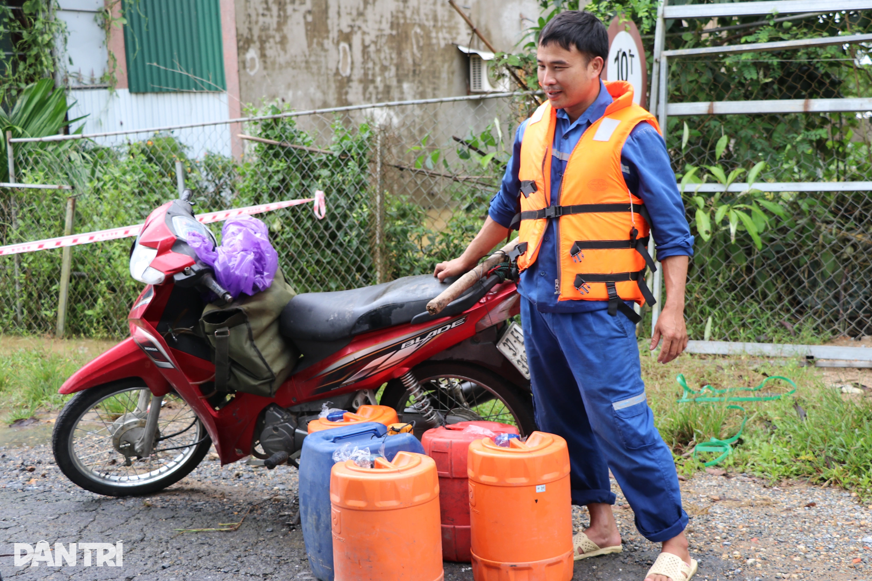 Nước dâng cao 2,5m, nhà chống lũ ngập trong lũ - 9 Nước dâng cao 2,5m, nhà chống lũ ngập trong lũ - 9