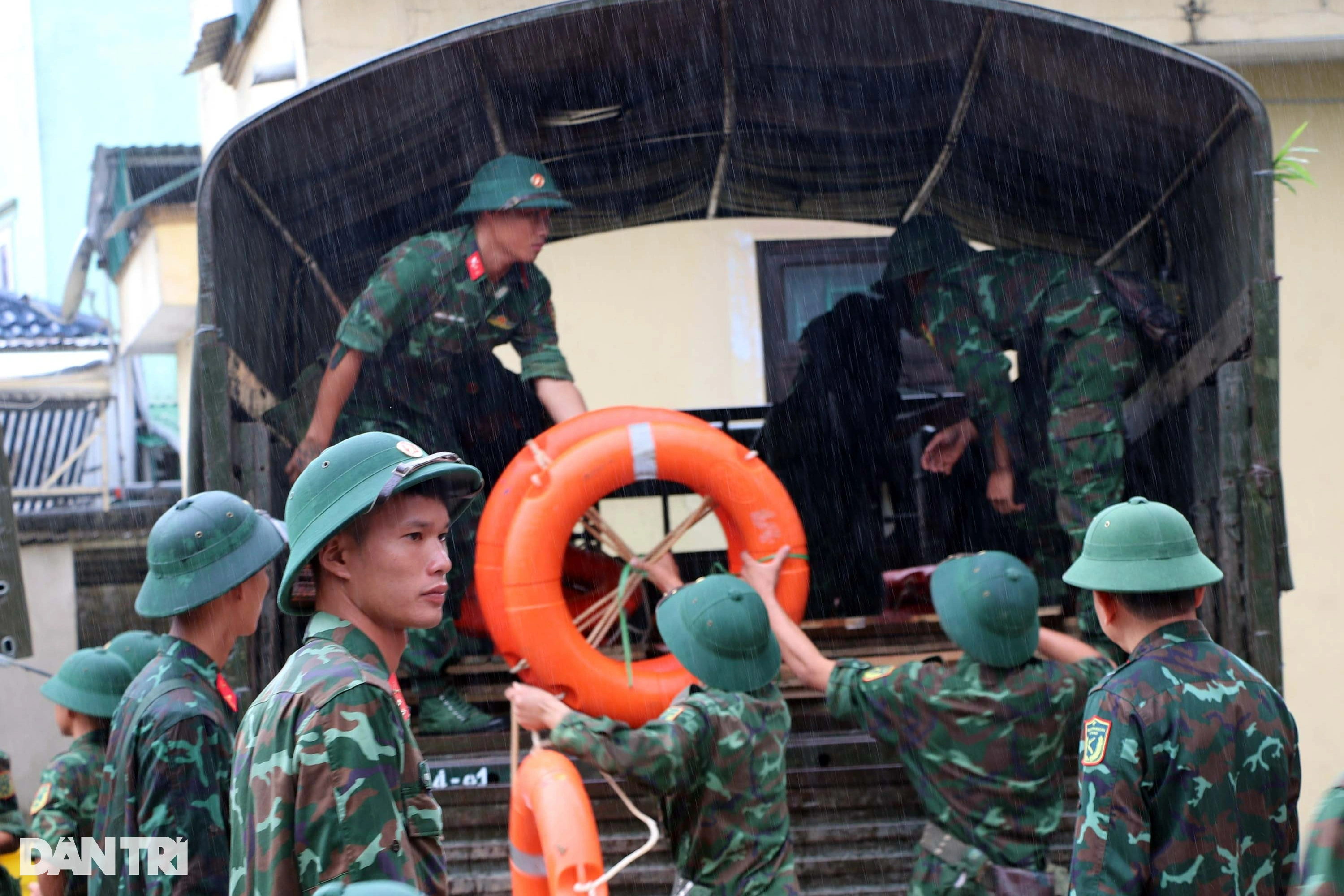Lực lượng vũ trang có mặt tại điểm nóng giúp dân sau mưa lũ - 4