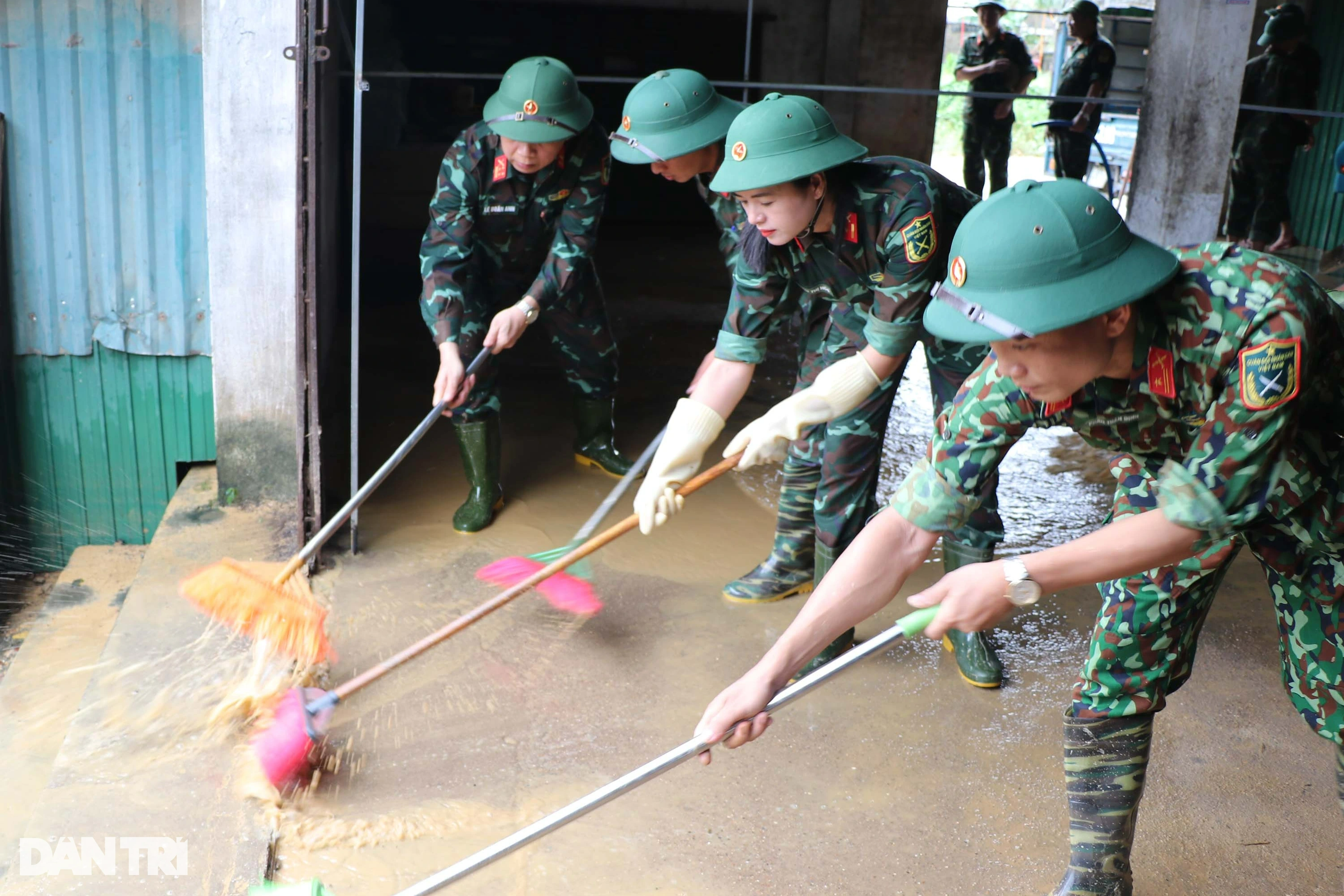 Lực lượng vũ trang có mặt tại điểm nóng giúp dân sau mưa lũ - 5