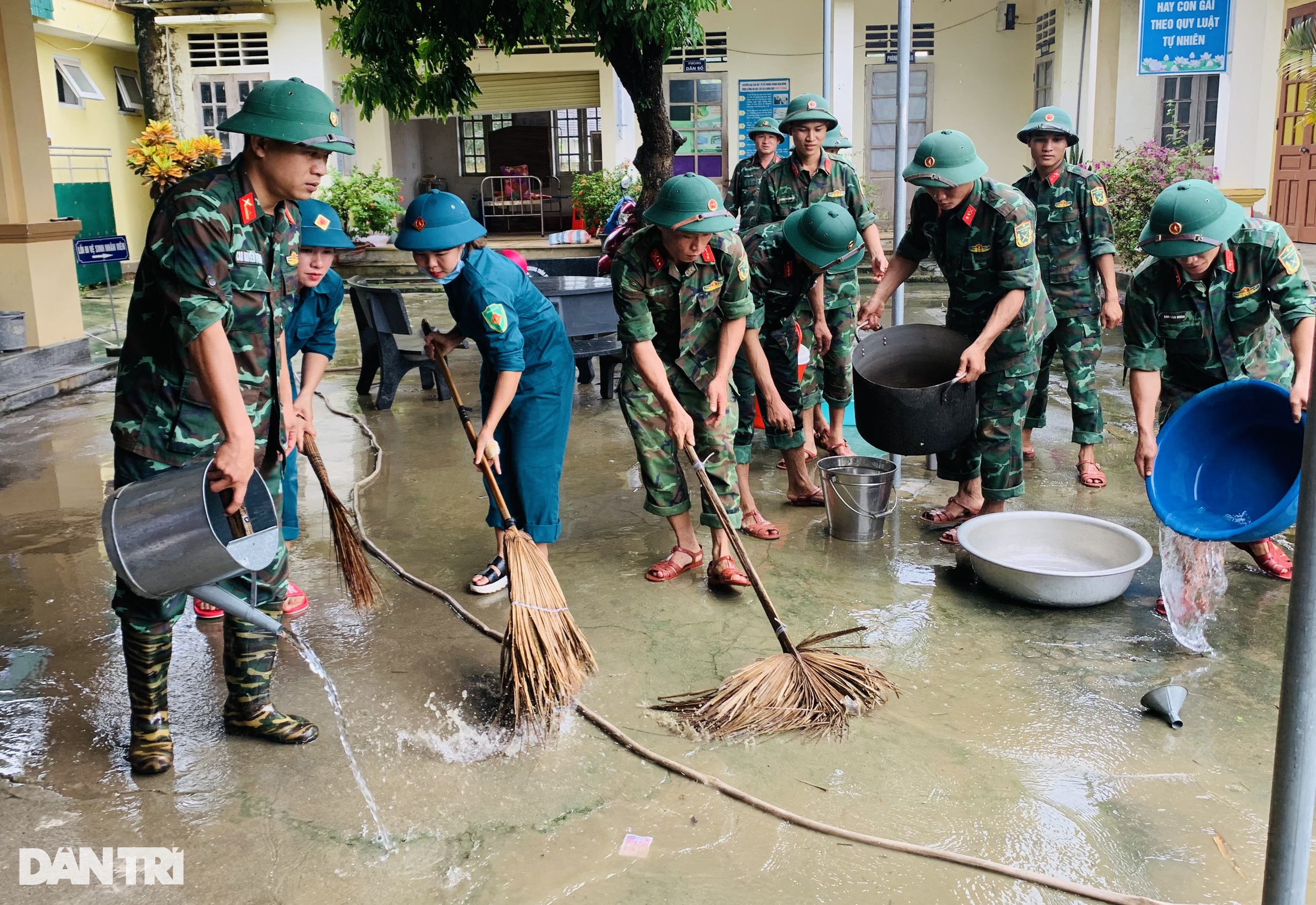 Lực lượng vũ trang có mặt tại điểm nóng giúp dân sau mưa lũ - 10