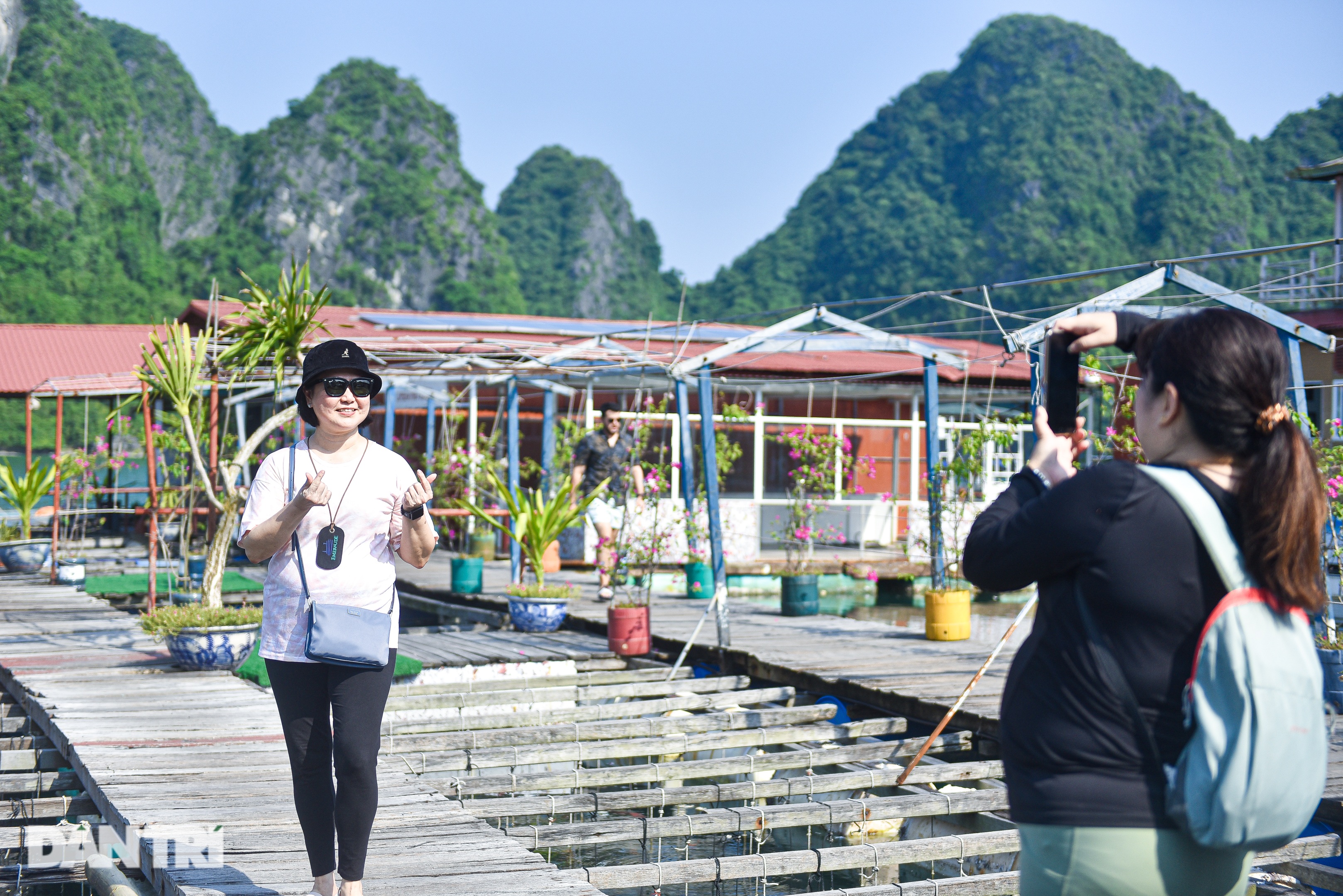 View - Trải nghiệm ngủ đêm, đón bình minh trên du thuyền ở vịnh Hạ Long | Báo Dân trí