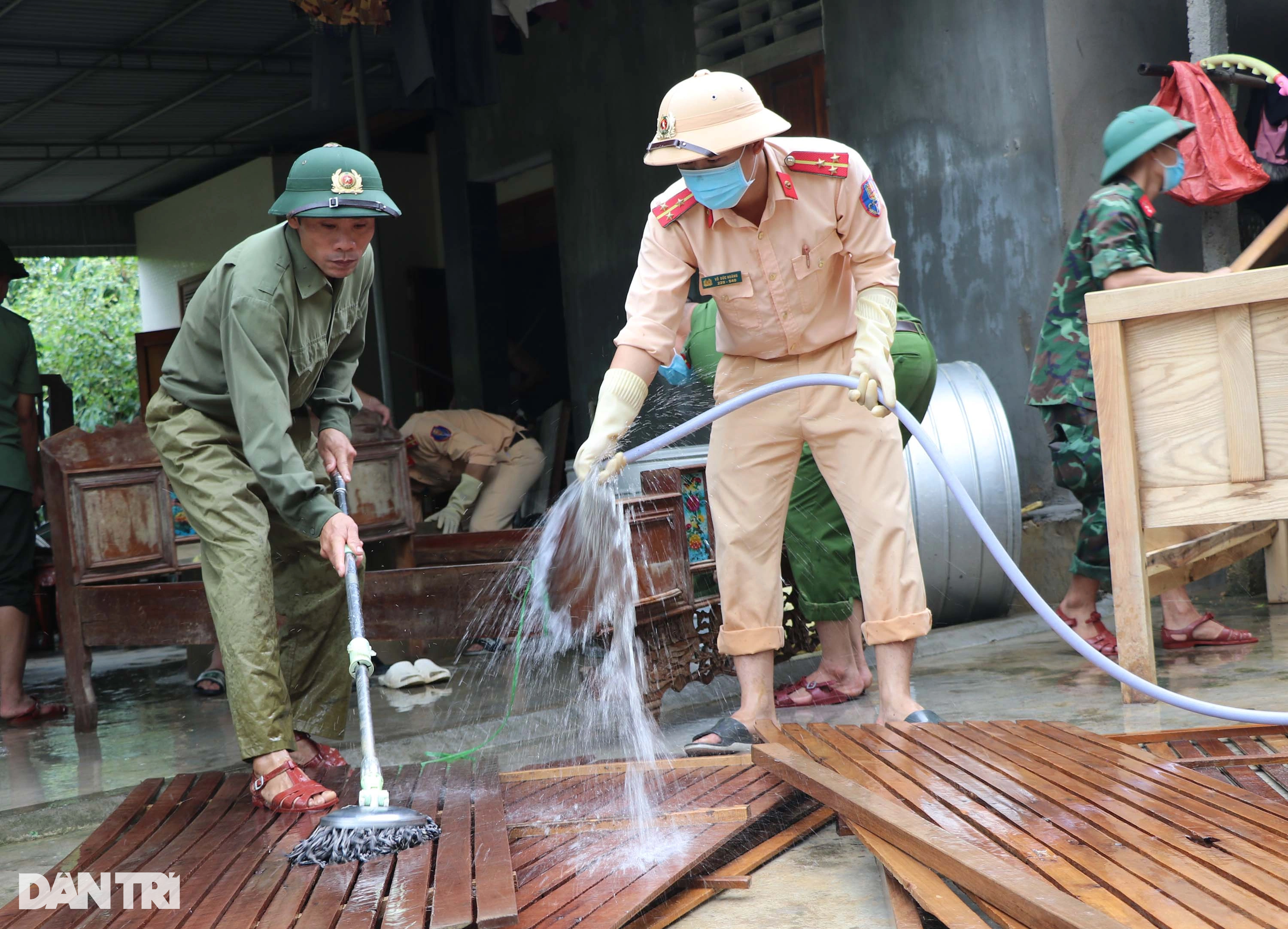 Lực lượng vũ trang có mặt tại điểm nóng giúp dân sau mưa lũ - 14