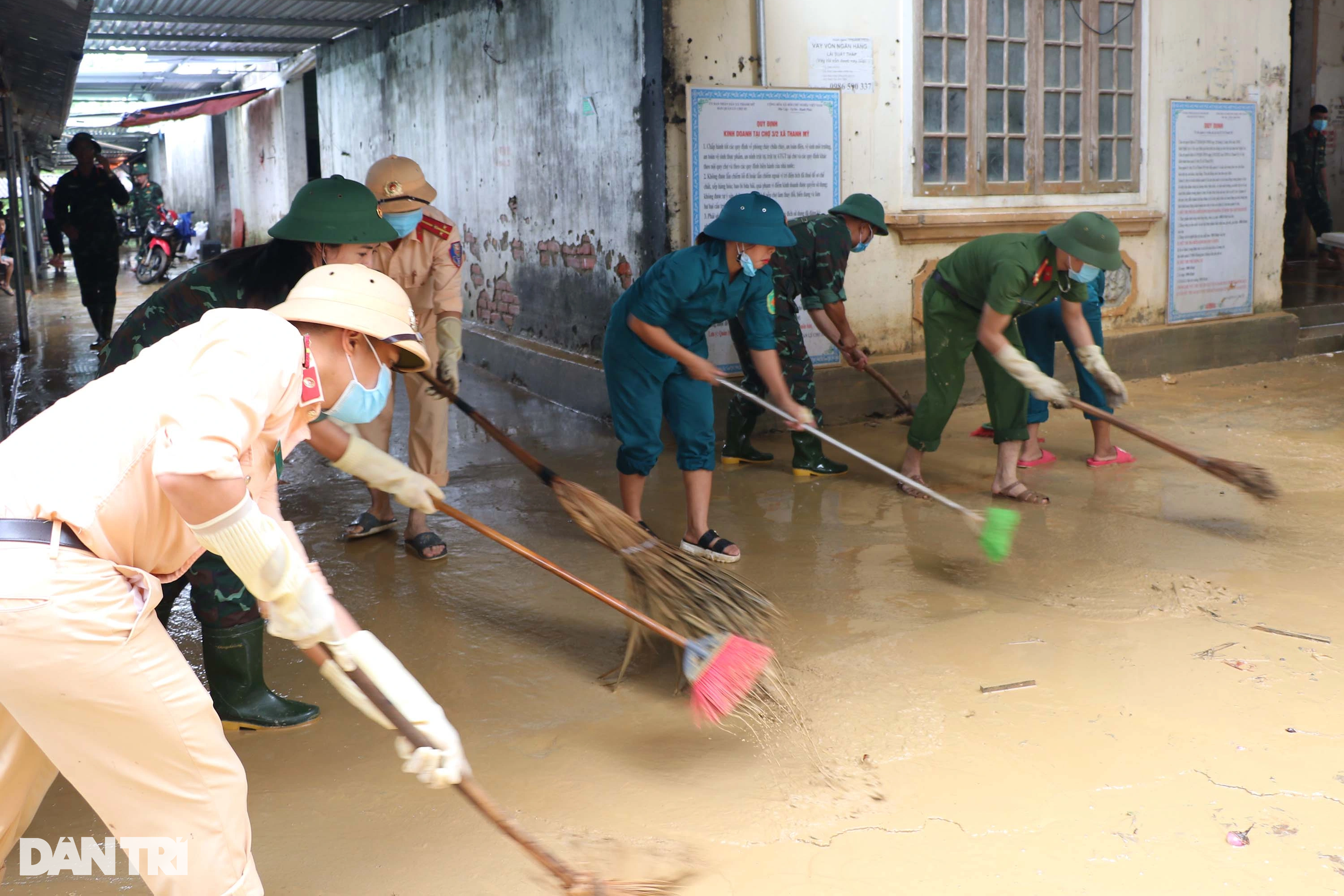 Lực lượng vũ trang có mặt tại điểm nóng giúp dân sau mưa lũ - 15