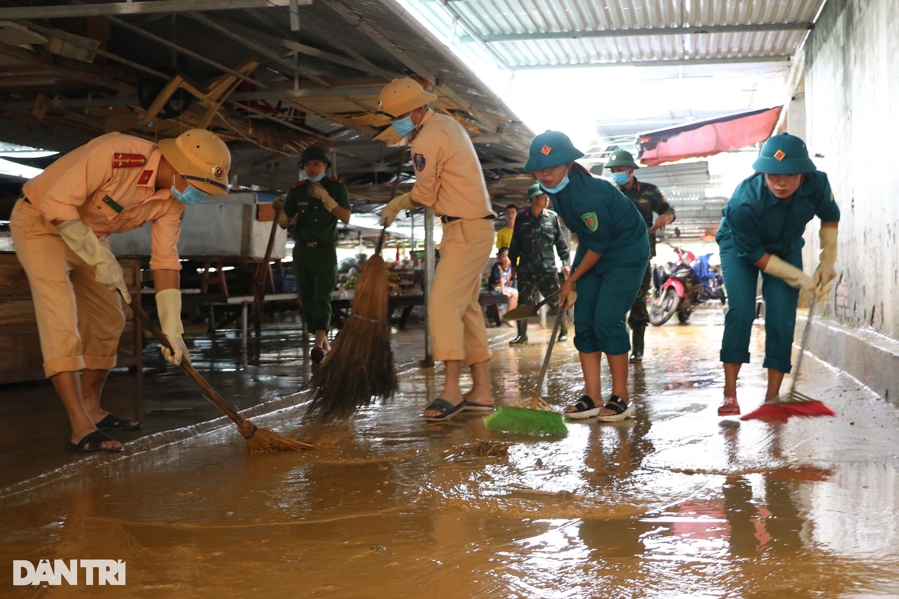 Lực lượng vũ trang có mặt tại điểm nóng giúp dân sau mưa lũ - 6
