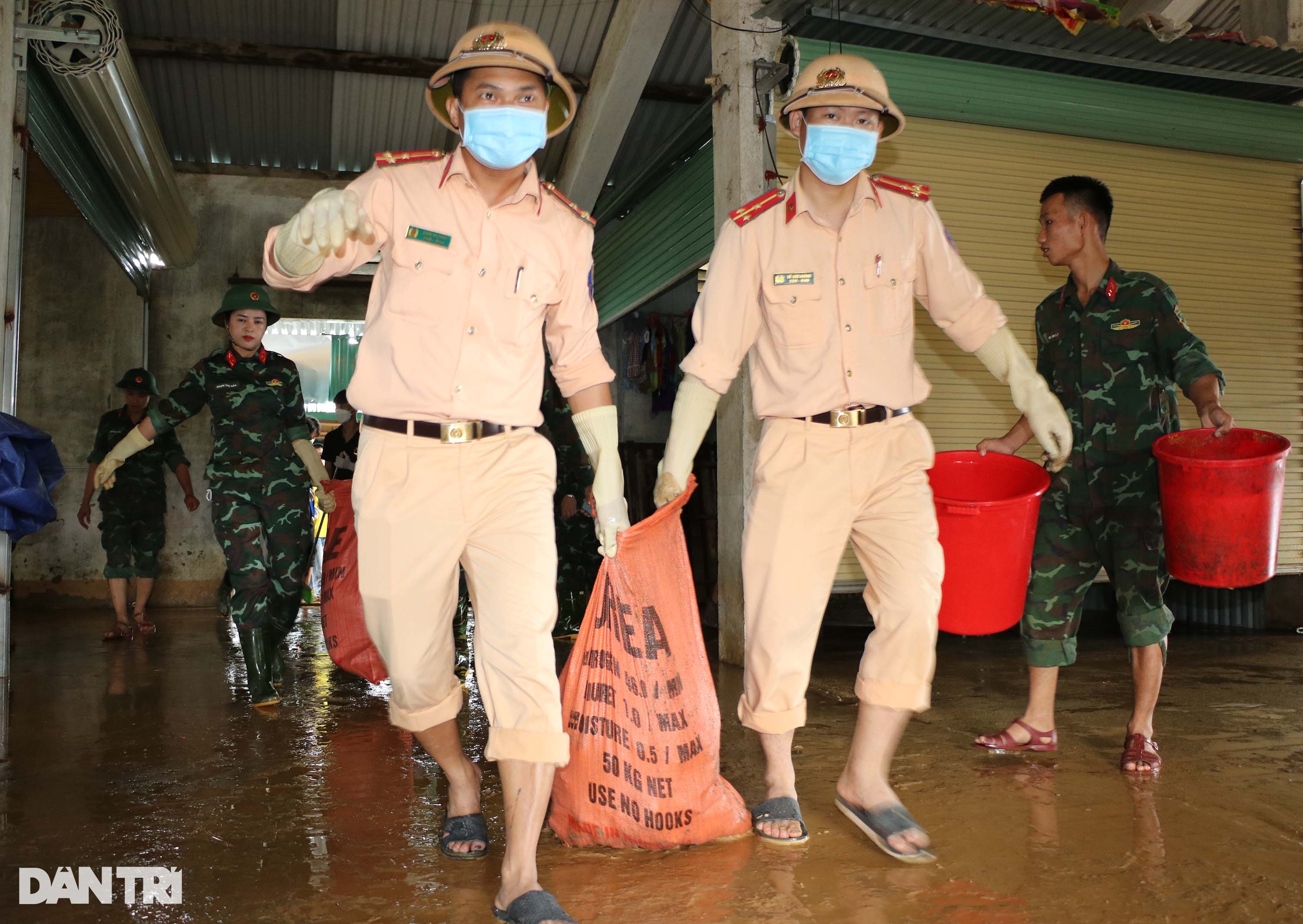 Lực lượng vũ trang có mặt tại điểm nóng giúp dân sau mưa lũ - 9
