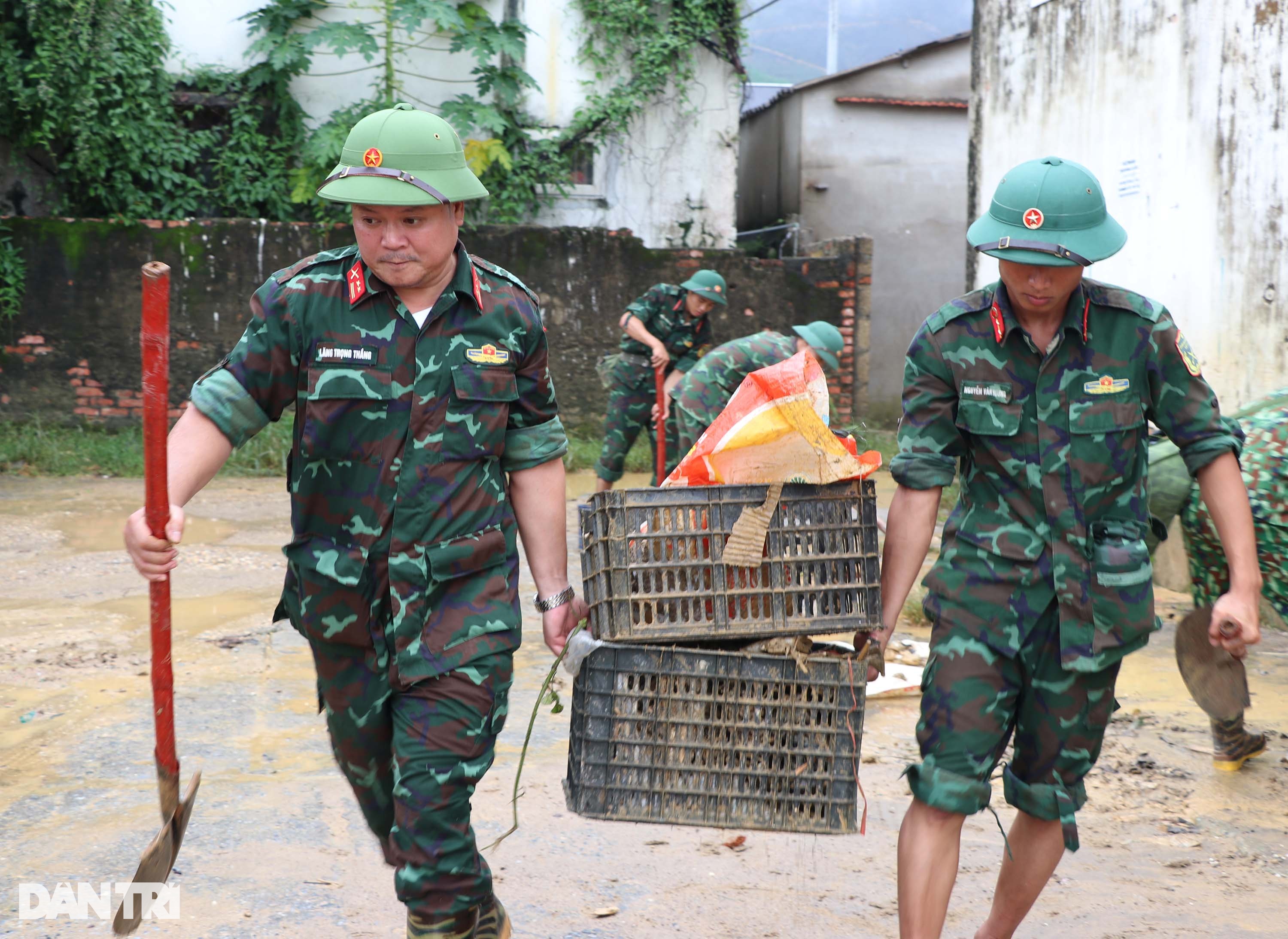 Lực lượng vũ trang có mặt tại điểm nóng giúp dân sau mưa lũ - 8