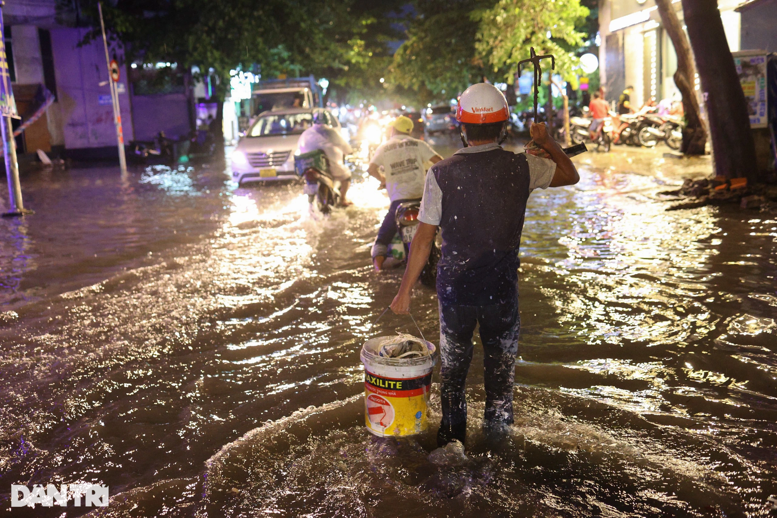 Cây gẫy đổ, đường ngập sâu trong mưa lớn ở TPHCM - 11