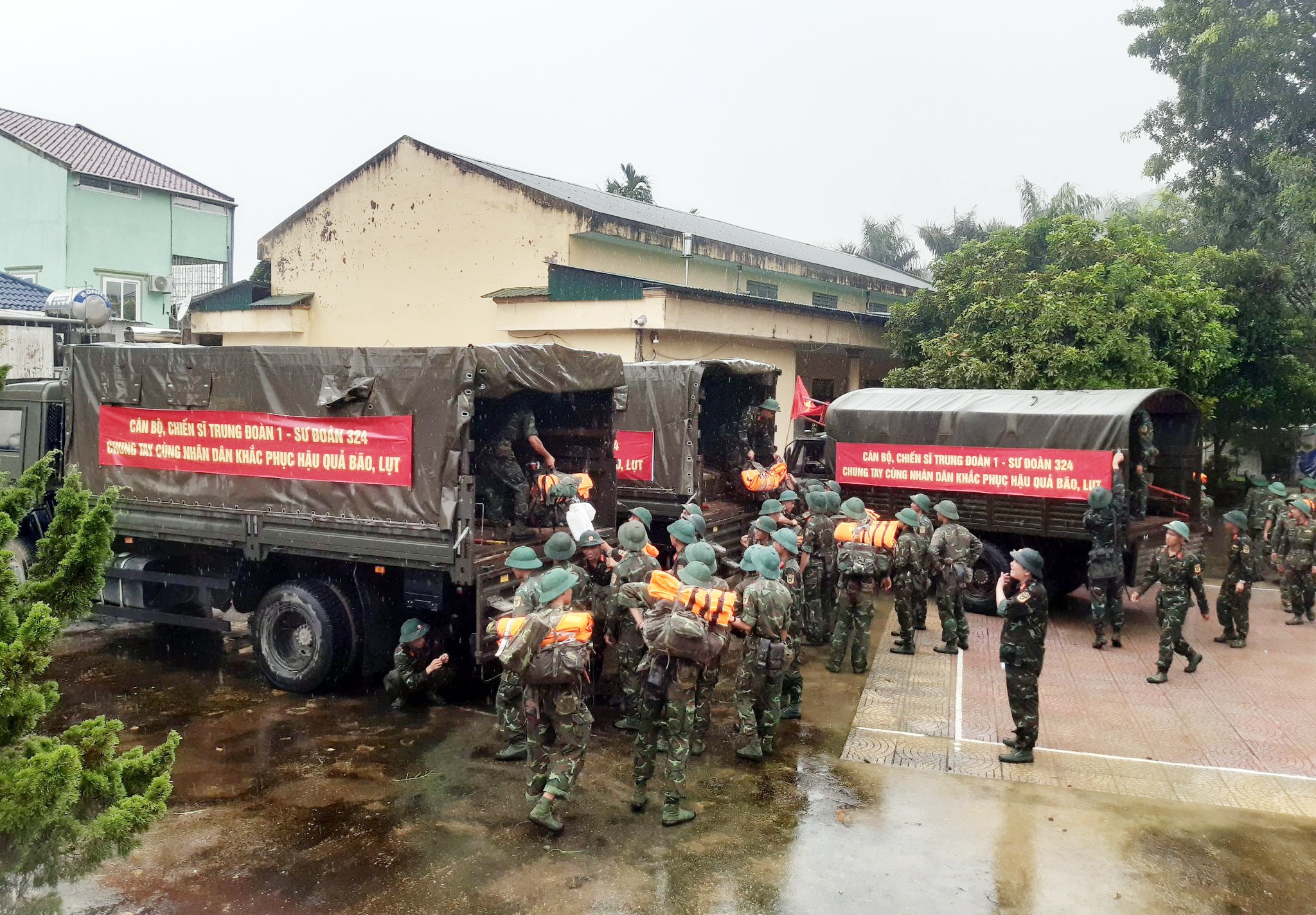 Lực lượng vũ trang có mặt tại điểm nóng giúp dân sau mưa lũ - 1