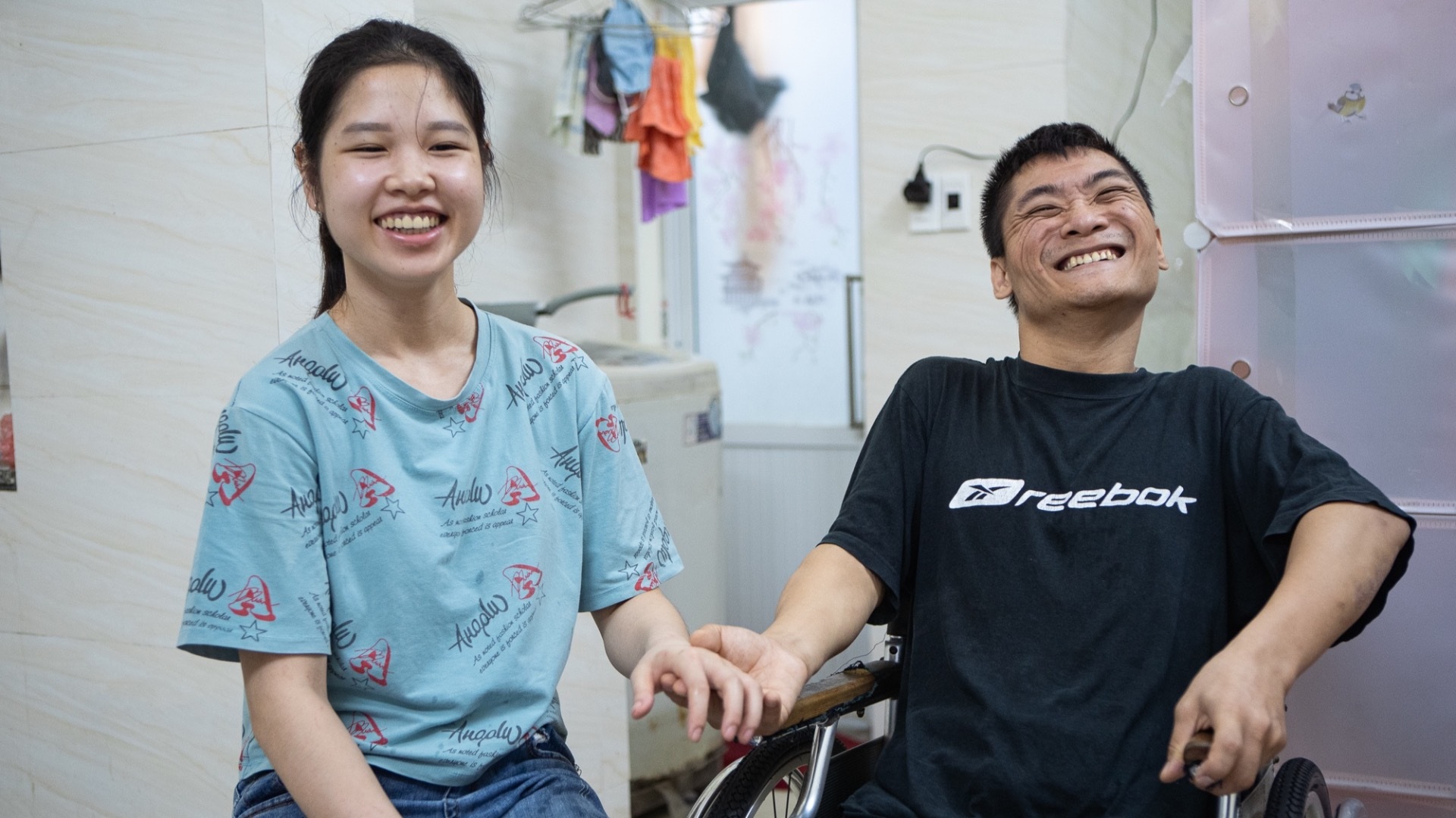 Chuyện tình của chàng trai bại não và cô gái khiếm thị ở Hà Nội