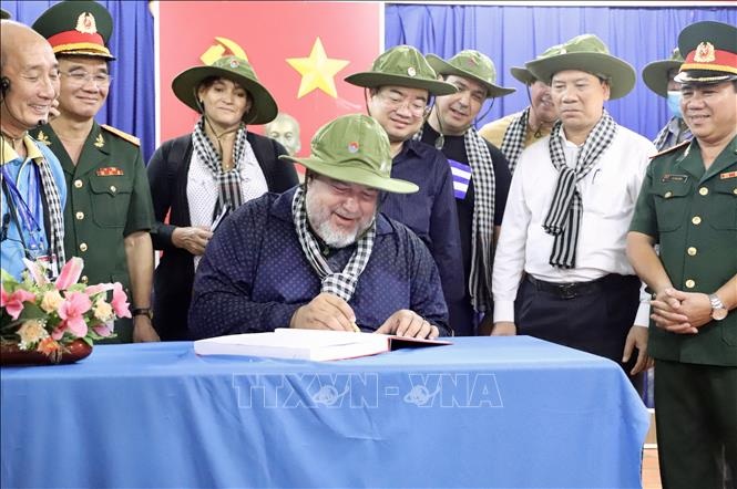 Thủ tướng Cuba quàng khăn rằn, đội mũ tai bèo thăm Địa đạo Củ Chi - 3