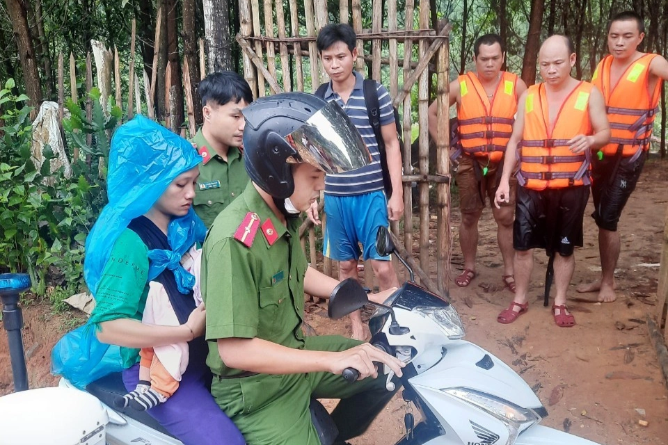 Quyết định táo bạo trong lũ dữ cứu mạng sống bé 9 tháng tuổi - 4