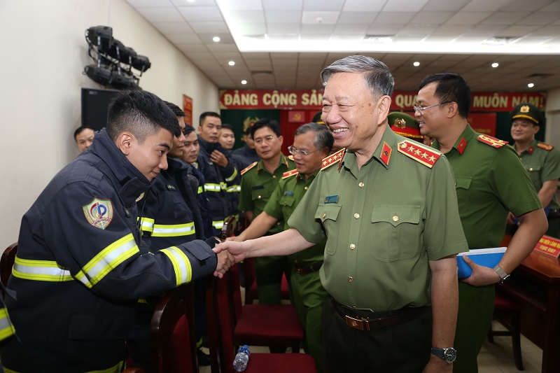 Đại tướng Tô Lâm nhắc lại những tấm gương chiến sĩ xả thân cứu hỏa - 1