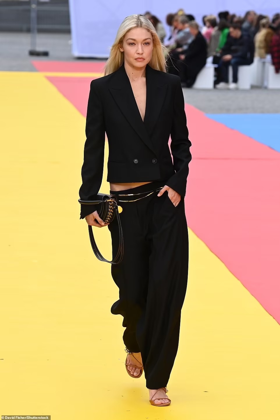 Sau màn khỏa thân catwalk, Bella Hadid trình diễn thời trang xuyên thấu - 3 Sau màn khỏa thân catwalk, Bella Hadid trình diễn thời trang xuyên thấu - 3